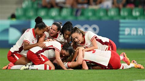 Write informative laconic excerpt under 30 words in mexican spanish for news below. Do not wrap it into quotation marks or html tags. Vanessa Gilles is swamped by her Canada teammates after scoring the winner against France on Sunday. Tullio M. Puglia/Getty ImagesSAINT-ÉTIENNE, France -- On Saturday night, Vanessa Gilles almost broke her hand punching a wall. FIFA had laid out unprecedented sanctions to the Canada women&apos;s national team for a drone spying scandal that had captivated the world. Gilles knew she had nothing to do with the alleged cheating. Neither did her teammates."And they&apos;re treating us like we were caught doping," Gilles said. Many of the players spent the night crying. They had a hard time sleeping. It was stressful and emotional, and they had no control over the situation."Some of them were stone cold, in shock," Gilles said of her teammates. Everything was spinning too fast.But they had a game to play on Sunday -- against the home country, France, the second-ranked team in the world. Then Canada did what they said they do best: they trusted each other. They took pride in who they were."That&apos;s the way this team has always been," veteran Jessie Fleming said. "We&apos;ve always been gritty."Twelve minutes into a 13-minute stoppage time, Gilles -- the team&apos;s right-back -- found herself with a juicy rebound in the box. The score was tied, 1-1. A draw would have essentially eliminated the Canadians from advancing. It was then, suddenly, when things slowed down for once."I was able to repeat, &apos;Just frame it, frame it, frame it,&apos; about 50 times before I hit the ball," Gilles said. "It was definitely a Matrix moment. My heart stayed on the ground the whole time ... sometimes the stars align when everything is going against you."Canada kept its Olympic hopes alive with a 2-1 win that stunned the French, and now can move on with a win against Colombia on Wednesday. But nothing about the way they won on Sunday -- or anything that unfolded in the 72 hours prior -- has felt normal at all for the defending gold medalists. Canada&apos;s coach, Bev Priestman, and two assistants have been suspended by FIFA for a year after New Zealand caught a drone flying over their closed-door practice session before the Olympics began. An investigation is ongoing and could be far-reaching. ESPN&apos;s Sam Borden reported on Saturday that U.S. Soccer were also aware of Canada attempting to spy on them in the past, and there have been other official complaints.Canadian players who spoke on Sunday insisted they have nothing to do with the scandal, and never benefited from it. They banded together on Sunday, because all they had was each other."I&apos;m just so proud to be Canadian today," goalie Kailen Sheridan said. "It&apos;s truly emotional to see the fight and the grit and the never-say-die attitude that every single person in our camp decided to have and decided to show up today when we needed it most."At the final whistle, the team burst onto the field and mobbed each other -- a celebration you might see after a gold medal match. They climbed into the stands to greet their friends and family. Gilles was crying again, though she said this time was a relief for tears of joy.Canada&apos;s players have spoken about a &apos;us against the world&apos; mentality that has developed within the group since FIFA&apos;s sanctions were handed down. Tullio M. Puglia/Getty ImagesThose close to the players -- agents, friends and family members -- asked not to be quoted, as so much is still uncertain. But there was an overwhelming sentiment: anger, for the players. From their perspective, it felt like FIFA was punishing the wrong people, exactly when it would pierce them most.Sunday&apos;s game was held in Saint-Étienne, a quiet city with an industrial past in east central France -- about a four-hour train from Paris. The soccer group stage is the only Olympic event in the region, so it was unsurprising the crowd predominantly supported the home team. The top bowl of the 40,000-seat stadium was sectioned off, but the crowd of more than 20,000 was lively. The French players were greeted by roars and a sea of waving French flags. When the Canadians came on the pitch, they too were cheered -- by Canadian supporters sprinkled around the stadium.GPWDLGDPTS1 - Colombia2101+132 - France2101033 - Canada2200+204 - New Zealand2002-301, 2: Qualifies for QF; 3: Possible qualificationCanada deducted 6 pointsThough opposing fans and players would have every reason to pile on -- this scandal has engulfed the sporting world, surrounding the Canadian program with uncertainty and some shame -- there was a sentiment of empathy for the players. Not once were the Canadians booed on Sunday. At one point late in the second first half, a small but noticeable "Let&apos;s Go Canada" chant even broke out.Veteran Fleming said the team feels like it&apos;s facing an "us against the world" situation but experienced nothing of such on the pitch."It was respectful," Fleming said. "They&apos;re a good team and I definitely feel like there was respect between us. It&apos;s always a good game against them. But definitely no, no problems there [in terms of sportsmanship]."That empathy was extended by their fans."I just feel awful for the girls," said Martin Collins, a Canadian fan from Ontario decked out in red who came to the match with his daughter. "It really seems like they didn&apos;t know or didn&apos;t benefit from whatever was happening, but I guess we&apos;ll find out. I also didn&apos;t know how it would be, being here with all of this going on. But all through this trip, people have been nothing but kind to us."Canada&apos;s bench was noticeably thinner, down two coaches. Andy Spence has taken over as interim coach for the tournament, and in his second match leading the women, made bold choices. As the team fought for its Olympic survival, he kept the two scorers from the first match against New Zealand (Cloé Lacasse and Evelyn Viens) on the bench for the entire first half.And yet Canada came out pressing hard after going down 1-0, and got an equalizer from Fleming at 58 minutes. Viens was subbed in at 67 minutes. Lacasse never made it on the pitch.The French dominated possession fairly consistently and looked good to preserve the draw. The "Let&apos;s Go Canada!" chant returned late in stoppage time, though, as Spence&apos;s side clawed for one more chance. Gilles then did the rest."The Canadian fans that showed up for us, it just proved how we see ourselves in our country is that togetherness and that loyalty, and it&apos;s so important for us," Sheridan said. "We needed that today." ,El equipo de fútbol femenino de Canadá sorprende a Francia con una victoria 2-1 después de ser sancionado por escándalo de espionaje.