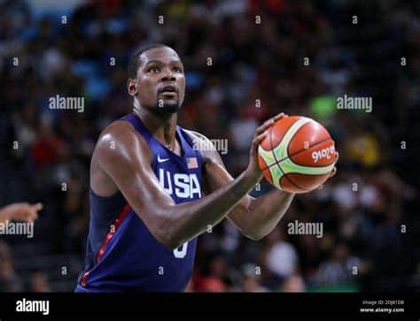 Write informative laconic excerpt under 30 words in mexican spanish for news below. Do not wrap it into quotation marks or html tags. Kevin Durant ha tenido problemas constantes de lesiones que han afectado su rendimiento en el fantasy. Ha jugado menos de 60 juegos en las últimas tres temporadas. La adición de Bradley Beal podría reducir el uso de Durant en los Suns, pero todavía se espera que sea una de las principales opciones de su equipo junto con Devin Booker. A pesar de las lesiones, Durant ha demostrado ser un jugador de fantasía elite, promediando más de 26 puntos, seis rebotes, cinco asistencias y un bloqueo en las últimas cinco temporadas.,Kevin Durant, estrella afectada por lesiones, sigue siendo clave en Suns junto a Beal y Booker, destacando con promedio de elite en fantasy.