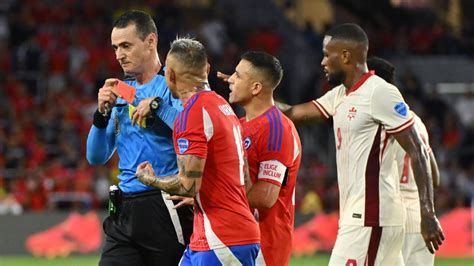 Write informative laconic excerpt under 30 words in mexican spanish for news below. Do not wrap it into quotation marks or html tags. Jun 30, 2024, 11:07 PM ETChile&apos;s football federation (FFC) has called on CONMEBOL to suspend referee Wilmar Roldan after they were knocked out of the Copa América on Saturday following a 0-0 draw with Canada.The FCC said Colombian referee Roldan lacked impartiality in their matches and had made "gross errors" in the game against the Canadians.Chile was incensed after being reduced to 10 men when Gabriel Suazo picked up a second yellow card in the 27th minute of the match in Orlando.They also felt aggrieved after Canada defender Moïse Bombito appeared to elbow Rodrigo Echeverria in the fifth minute of the match but VAR did not review the incident.In the letter addressed to CONMEBOL&apos;s refereeing commission, the FCC said Roldan had also made "blatant errors" at the 2021 Copa América where he failed to award Chile a penalty in a 2-0 group-stage loss to Paraguay.Chile players argue with referee during a CONMEBOL Copa America match against Canada. Getty ImagesCONMEBOL rejected an FCC request to suspend the referee after that match."The FFC requests that the referee Wilmar Roldan be sanctioned with an indefinite and definitive suspension and/or with the maximum sanction applicable to such disastrous conduct," the FCC wrote in the letter signed by Secretary General Jorge Yunge Williams."This corresponds to Mr Roldan&apos;s recurrent behaviour in those matches in which he referees the Chilean national team."The FFC also raised issues with the officiating in their other group matches against Argentina and Peru, saying Uruguayan Andres Matonte and Wilton Sampaio of Brazil were guilty of "questionable refereeing decisions."Chile exited the tournament after failing to score a single goal. The Copa winners in 2015 and 2016 had not been eliminated earlier than the quarterfinals of the tournament since 2004. ,La Federación de Fútbol de Chile pide suspensión de árbitro colombiano Wilmar Roldan por supuestos errores en la Copa América.