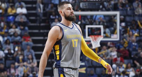 Write informative laconic excerpt under 30 words in mexican spanish for news below. Do not wrap it into quotation marks or html tags. Jonas Valanciunas, jugador de baloncesto lituano, tuvo una destacada temporada 2022-2023 con los Pelicans de Nueva Orleans, promediando 17.8 puntos, 2.6 asistencias y 0.8 triples por partido. Valanciunas firmó una extensión de contrato de dos años y $30.1 millones con los Pelicans la temporada pasada, convirtiéndose en uno de los principales referentes del equipo debido a la ausencia de Zion Williamson por lesión. Para la próxima temporada, se espera que Valanciunas comparta la pista con Zion Williamson, CJ McCollum y Brandon Ingram, lo que podría afectar un poco sus números, aunque se espera que siga siendo una opción sólida de 15 puntos y 10 rebotes por partido.,Jonas Valanciunas brilló con los Pelicans en la temporada 2022-2023. Renovó contrato y será clave junto a Williamson, McCollum, e Ingram. Su rendimiento podría verse afectado.