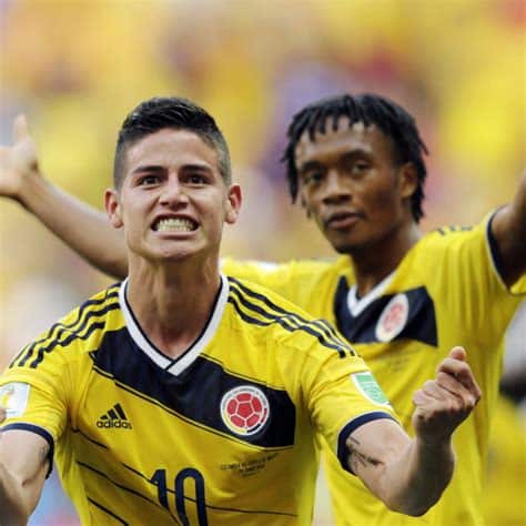 Write informative laconic excerpt under 30 words in mexican spanish for news below. Do not wrap it into quotation marks or html tags. playHerculez Gomez: James Rodriguez is the best player in the tournament (2:00)Herculez Gomez, Kasey Keller and Ali Krieger offer high praise for James Rodriguez after Colombia&apos;s huge quarterfinal win over Panama. (2:00)GLENDALE, Arizona -- Big tournaments always throw out a few surprises. Unheralded teams come to the fore. Previously unknown players make their mark. Perhaps an aging veteran can fool Father Time once more and summon up one last hurrah.In the 2024 Copa America, the continued renaissance of Colombia playmaker James Rodríguez qualifies as a wonder. His one-goal, two assist performance on Saturday catapulted his country past Panama 5-0 and into the Copa América semifinals.In some respects, that Rodriguez is lighting up an international tournament shouldn&apos;t be news. This is a man who burst onto the scene at the 2014 World Cup in Brazil with a tournament-high six goals, leading the Cafeteros to the quarterfinals. His chest-trap-and-volley to score the opening goal against Uruguay in the Round of 16 remains etched in the memory. The man&apos;s talent is obvious.But there is another aspect to Rodriguez&apos;s performances in this tournament that has been confounding. Ever since that breakout performance, Rodriguez&apos;s club career has been in a downward spiral. His move to Real Madrid saw a steady erosion in playing time. The same was true during a two-year spell with Bayern Munich. And then step by step, he seemed to moving down the rungs of the club game -- Everton, Al Rayyan, Olympiacos, and now São Paulo in Brazil -- where he&apos;s played but 22 games over the past year, and already seems surplus to requirements.Yet something happens when Rodriguez pulls on a Colombia shirt. He was already sitting on three assists in this tournament when he got to work against the Canaleros, delivering an inch-perfect delivery from a corner for defender Jhon Córdoba to nod home in the eighth minute. Rodriguez found the net himself from a 15th-minute penalty after Colombia midfielder Jhon Arias was upended by Panama keeper Orlando Mosquera.Rodriguez&apos;s most inspired moment came just four minutes before halftime. Noticing that the Panamanian defense was standing flat-footed, he took a quick free kick over the top of the defense that found Luis Díaz in the clear, and the Liverpool man then delivered a superb lofted finish four yards outside the penalty area to extend Colombia&apos;s lead. When Rodriguez exited the match in the 73rd minute, it was to a standing ovation, with the midfielder applauding the fans back."I always try to help my teammates so that they can play well and I congratulate them for playing well," Rodriguez said via a translator. He added, "We&apos;re all going through a good moment. We&apos;re doing goals from set pieces, from penalties and planned plays which is a good thing."When asked if he&apos;s been the best player at the Copa América, Rodriguez said, "There&apos;s still a lot of time. There&apos;s two games left with what we want to achieve and all I want to do is win, so there&apos;s a lot left."Keep up to date with all the results, news coverage and stories on the biggest names and teams in the United States as the tournament progresses. Copa América 2024 There is a temptation to simply write off Rodriguez&apos;s performance as coming against an overmatched opponent. It was after all Colombia&apos;s biggest margin of victory ever in a Copa América match. But try telling that to the U.S. men&apos;s national team, who fell to Panama in the group stage. While the talent gap between the two teams on this day was clear, a team with that edge is still obligated to use it to its full advantage, and that&apos;s what Rodriguez and the rest of his teammates did.It still begs the question as to why Rodriguez can excel for his country but not for his club. For Colombia manager Nestor Lorenzo, there&apos;s no mystery as to why Rodriguez is hitting top form in this tournament."He&apos;s a good player," Lorenzo said simply about Rodriguez. "He&apos;s a player that is happy inside the field. The coach just sees how to put him [on the field so he can] enjoy."It certainly helps that Rodriguez has been given largely a free role in the team, allowing him to move side to side, or even deep into midfield to find space. More importantly, his teammates seem plenty willing to work for him. That kind of balance in the side -- of not just ability, but of ego and responsibility -- is something that Lorenzo appreciates. He senses it in this team too.Colombia captain James Rodriguez has recorded one goal and five assists at the Copa América so far. (Photo by MB Media/Getty Images)"Football is an 11-player game and sometimes 10 have to play for that one player and they have to be willing to do that," he said. "But each of those 11 players have to play for their teammates, for the other 10. And that is what this team is showing, great attitude and giving their all for their teammates. That has been apparent from minute one."There is also something to be said about finding calmness in an environment different from what is happening with Rodriguez&apos;s club. He certainly isn&apos;t the first player to use a national team as a refuge. But Lorenzo was quick to deflect credit for the psychological state of Rodriguez and his teammates."I wouldn&apos;t know how to measure that with the coaching staff," he said in reference to the team&apos;s morale, with the help of a translator. "We are continuously [emphasizing] how important it&apos;s to play for your national team, to wear your jersey. And I think it&apos;s something to take to heart that makes you proud."That is on the side of the players. I think we don&apos;t have a lot of influence in that sense. We can show some leadership, and if the players are committed in this way, it is because they love their jersey and they are very happy being here."Regardless of the how or the why, that Rodriguez is finding joy on the field again is clear, and his performance on Saturday put him in some select company. He&apos;s now tied with Lionel Messi for the most assists in a single Copa América since 2011 (a period that spans five tournaments) with five.His eight assists over that period are second only to Messi&apos;s 17. Rodríguez&apos;s 10 goal contributions (three goals, seven assists) over the last five Copa América tournaments tie Ángel Di María, Alexis Sánchez and Paolo Guerrero for the third-most goal contributions in that span behind Eduardo Vargas&apos; 14 and Messi&apos;s 25.Now Colombia finds itself in the semifinals of the Copa América for the third time in the last four editions. But it is at this stage that the Cafeteros usually stumble. Two early goals conceded in the semifinals against Chile eliminated Colombia back in 2016, when Lorenzo just so happened to be an assistant coach on Colombia&apos;s staff. A penalty shootout defeat to Argentina five years later caused even more angst. It has also been 23 long years since Colombia claimed its only Copa América, a tournament that it hosted.It is that history, which explains why Rodriguez is taking nothing for granted. "We&apos;re doing all our best so we can win. We have the hardest matches left," said.If Rodriguez can keep up his current form, those challenges will become a lot easier. ,James Rodríguez lidera a Colombia a las semifinales de la Copa América con una actuación estelar de un gol y dos asistencias en la victoria de 5-0 sobre Panamá.