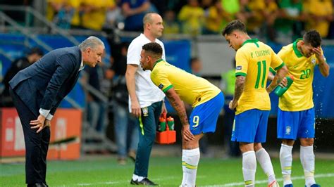 Write informative laconic excerpt under 30 words in mexican spanish for news below. Do not wrap it into quotation marks or html tags. playGomez: Brazil-Uruguay one of worst matches of 2024 Copa América (1:15)Herculez Gomez breaks down why it was so hard to watch Brazil vs. Uruguay. (1:15)LAS VEGAS -- Brazil coach Dorival Junior said he takes "full responsibility" for his team&apos;s underwhelming Copa América quarterfinal exit after losing to 10-man Uruguay 4-2 in a penalty shootout on Saturday."This type of work requires a great amount of patience," said Dorival, who took charge in January, after the defeat at Las Vegas&apos; Allegiant Stadium."I do have to acknowledge that these weren&apos;t the expected results, and I take full responsibility for them, but I do think as well that this team has great room to grow and evolve and improve."Despite having a one-man advantage after a red card given to Uruguay&apos;s Nahitan Nández in the 74th minute, Brazil failed to break the deadlock as the feisty encounter featuring a tournament-high 41 fouls finished 0-0 after 90 minutes to go to penalties.In the shootout, Éder Militão and Douglas Luiz failed to find the net for Brazil, while Alisson denied Uruguay defender José María Giménez. However, Manuel Ugarte converted the winning spot kick to send Uruguay into the last four and Brazil to an early exit.Brazil head home after earning just one win in the group stage before being defeated by Uruguay in the first knockout round.The result also represents a downward turn for the Brazilians, who were finalists (2021) and champions (2019) in the two previous editions of the Copa."This is a process, in general you come across difficulties when you&apos;re creating a team," said Dorival, whose team were without the suspended Vinícius Júnior in the quarterfinal."This was our first official tournament and the result was far from what was expected ... our main objective now is to qualify for the World Cup."Dorival Junior failed to live up to expectations in his first tournament as Brazil coach. ROBYN BECK/AFP via Getty ImagesDorival, who has just eight games under his belt, defended his players after they only recently wrapped up their club campaigns before the competition."Many of them joined us after long seasons," said Dorival. "Considering what we saw at the training sessions and every day, I think we can still grow as a team ... many people might not understand, things are like this when you&apos;re creating a team from scratch. There are ups and downs in football."It is the second consecutive loss for the Seleção against Marcelo Bielsa&apos;s Uruguay, after being defeated 2-0 in a World Cup qualifier last October in which Brazil star Neymar tore his ACL.While Bielsa is famed for his high-pressing soccer, Uruguay&apos;s coach was asked if Saturday&apos;s win was more reflective of the "Uruguayan style," having needed to play more defensive with a man down."Everything that happens, happens in Uruguayan style," said Bielsa. "It was a match with very few goal opportunities ... when we were one man down, we decided to dedicate ourselves to defend in our half, but yes we didn&apos;t have very many second half goal opportunities."With the victory, Uruguay continued their unbeaten run in the Copa and maintained their upward trajectory under Bielsa since his hiring in May 2023.Despite their joint-record 15 Copa América titles , it is the first time Uruguay have reached the semifinals since their last championship in 2011.They&apos;ll next face Colombia on Wednesday with a place in the final on the line. However, it remains to be seen if they&apos;ll be able to call upon defenders Matías Viña and Ronald Araújo after both were forced off with injuries against Brazil."In the case of Viña, it wasn&apos;t a muscle injury, but there was a level of wear down," Bielsa said.."Araújo there is a muscle injury, I think that could be confirmed tomorrow or after the relevant medical examination."On the other side of the bracket, Argentina will face Canada in a semifinal on Tuesday, with the two winners progressing to the final on July 14 at Miami Gardens. ,Uruguay elimina a Brasil en un emocionante desempate de penales en la Copa América 2024, dejando a los brasileños fuera del torneo.