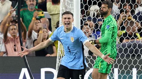 Write informative laconic excerpt under 30 words in mexican spanish for news below. Do not wrap it into quotation marks or html tags. playGomez: Brazil-Uruguay one of worst matches of 2024 Copa América (1:15)Herculez Gomez breaks down why it was so hard to watch Brazil vs. Uruguay. (1:15)LAS VEGAS, Nev. -- Amid the glitz and glamor of a Saturday night in Vegas, one of the hottest acts in town was that of a pugnacious but brave Uruguay that beat Brazil to book their place in the Copa América semifinals.A scrappy 10-man quarterfinal victory at Allegiant Stadium -- which marked stunning back-to-back undefeated results against the CONMEBOL giants since last year -- was ultimately secured by winning a penalty shootout 4-2 after the match ended goalless. Uruguay coach Marcelo Bielsa and his players are now one result away from a much-coveted spot in the championship game.Notably this weekend against Brazil, they achieved this with Bielsa&apos;s high stakes strategy that&apos;s akin to those sitting in the casinos and at the card tables within a stone&apos;s throw of the NFL venue."If you&apos;re asking me whether there are risks [with my playing style], yes there are risks," the Argentine coach said ahead of the game. "[But] if you&apos;re asking me how to attack best, taking risks or not taking risks, it&apos;s better to attack taking risks."You can&apos;t say to a player, you have to go out and play, but it&apos;s impossible for you to make a mistake."Even in a game when a major mistake did in fact emerge through a red card shown to Nahitan Nández in the second half, Bielsa found a way to make his wager pay off. It&apos;s results such as this from his teams that make him a cult-like hero in the soccer world, who has gained notoriety for his eccentric nature but also stubborn determination to stick with his style of play.Bielsa kicked things off with his usual aggressive and high-pressing approach against the Brazilians. Unafraid to throw numbers forward, but to also get stuck into crunching tackles, his approach was fearless as his team pinned the opposition back and eagerly made the meeting more of a Vegas boxing scuffle. The momentum slightly changed after central defender Ronald Araújo suffered an injury that forced a substitution in the 33rd minute, but by the start to the second half Uruguay were once again grinding down their opponents with their eventual total of 26 fouls."It was a close match, a tight match, there were very few offensive opportunities and we had to run throughout the pitch to create those opportunities," Bielsa said postmatch. "The players are inherently good at defending. We have to say that they are very good at keeping a clean sheet."Manuel Ugarte scored the decisive penalty in the shootout for Uruguay after Marcelo Bielsa&apos;s side had finished the match against Brazil with 10 men. Ethan Miller/Getty ImagesConstantly attempting to win the ball back and proactively moving the ball forward, there was an admirable spirit of the players from the nation of just 3.4 million people that is well-known for punching above its weight; Uruguay have won two World Cups and 15 Copa América titles in their history, and last reached a World Cup quarterfinal as recently as 2018.Bielsa&apos;s lively tactics have suited the do-or-die team, but the coach&apos;s blueprint can also lead to precarious moments. Anxious to win back possession, Nández mistimed a diving tackle against Brazil&apos;s Rodrygo, justifiably earning a red in the 74th minute. And yet, Uruguay held on as they had to sit deeper.Keep up to date with all the results, news coverage and stories on the biggest names and teams in the United States as the tournament progresses. Copa América 2024 "When we were one man down, we decided to dedicate ourselves to defend in our half," said Bielsa.Regardless, hints of Bielsa&apos;s mentality and spirit still shone through. Sure, Uruguay were parking the bus in the final stages, but they also occasionally tested the limits of their 5-3-1 formation by progressively moving up the pitch in a handful of moments. Interestingly enough, in spite of their disadvantage against Brazil and the overall lack of shots on target, Uruguay finished regulation time with a higher xG tally (0.89 to 0.58).Biela&apos;s men had won the game of grit and it came as no surprise that they would go on to succeed in the penalty shootout. Following a save from Sergio Rochet in the first round of penalties, Uruguay had the momentum that would lead to Manuel Ugarte scoring the decisive spot kick. In front of more than 50,000 spectators that battled the 114-degree desert heat earlier in the day to get into the indoor venue, the Uruguay supporters in the stands (and some in the press box) erupted into frenzied and euphoric cheers.There was a chaotic feel to the game, but it became quite obvious that Bielsa, drifting between his usual seat on a cooler and slowly meandering on the sideline, can thrive in this situation. While other coaches would have been more cautious, Bielsa doubled down on his Sin City bet and maintained his risk-taking strategy against the five-time World Cup champions. Though, the coach himself noted that he can sometimes fall prey to the excitement of the match."Today there was a great level of suspense and you know how suspense works in human beings," he said. "When it is impossible to foresee how you can solve situations it leads you to explosive emotions and I&apos;m also vulnerable to it."Nonetheless, the Argentine and his roster collected the full payout by the end of the shootout, with an upcoming semifinal against Colombia on Wednesday their reward. Time will tell how the game plays out, but there&apos;s one thing that&apos;s for sure; Bielsa won&apos;t mind giving his risk-taking approach another roll of the dice. ,Uruguay vence a Brasil en emocionante partido por penales. Bielsa y su valiente equipo avanzan a semifinales de la Copa América.