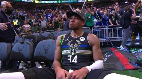 Write informative laconic excerpt under 30 words in mexican spanish for news below. Do not wrap it into quotation marks or html tags. - Giannis Antetokounmpo, jugador de los Bucks de Milwaukee, ganó su segundo premio consecutivo como MVP de la NBA. - Antetokounmpo promedió 29.5 puntos, 13.6 rebotes, 5.6 asistencias, 1.4 triples, 1.0 robos y 1.0 bloqueos por juego en la temporada regular. - A pesar de su mediocre porcentaje en tiros libres (63.3%), Antetokounmpo se posicionó entre los mejores jugadores de fantasía en la liga.,Giannis Antetokounmpo gana segundo MVP de NBA con Bucks de Milwaukee. Brilló con estadísticas destacadas, pero tiene bajo rendimiento en tiros libres.