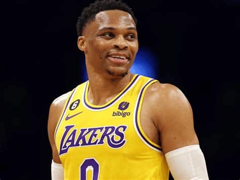 Write informative laconic excerpt under 30 words in mexican spanish for news below. Do not wrap it into quotation marks or html tags. Russell Westbrook tuvo una temporada decepcionante con los Lakers en 2022-23, con números en declive y rendimiento mediocre.Existen rumores sobre el futuro de James Harden en Philadelphia, con posibilidad de que Westbrook sea enviado a los Clippers en caso de un intercambio.Westbrook sigue siendo una opción interesante para ligas de fantasía debido a su producción en estadísticas contables, pero sus problemas de porcentajes y pérdidas de balón deben ser tomados en cuenta.,Russell Westbrook decepcionó con Lakers en 2022-23, posibilidad de intercambio a Clippers. Atractivo en fantasy por estadísticas, pero con asuntos porcentuales y pérdidas.