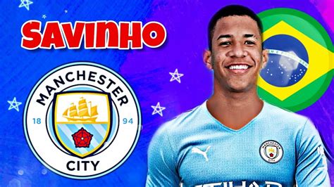 Write informative laconic excerpt under 30 words in mexican spanish for news below. Do not wrap it into quotation marks or html tags. Jul 18, 2024, 12:38 PM ETManchester City have completed a deal for 20-year-old Brazil winger Sávio on a five-year-deal, the club confirmed on Thursday.Sávio joins City from French side Troyes after loan spells at PSV Eindhoven and Girona.Both Troyes and Girona are part of the City Football Group (CFG), which is headed by Manchester City."I&apos;m so happy to be joining Manchester City, the Premier League champions and Club World Cup winners," Sávio said."Everyone knows they are the best team in the world right now, so to be here is very exciting for me.Brazil winger Sávio has joined Manchester City. Nick Tre. Smith/Icon Sportswire via Getty Images"I&apos;m excited about the chance to work under Pep Guardiola, one of the greatest coaches ever, and someone I know will help me improve even more."I had an amazing time in Spain and I&apos;m looking forward to a new challenge of playing in the Premier League and alongside some of the best players in the world."I can&apos;t wait to meet the fans and my new team-mates and hopefully be a part of bringing more success to City."Sávio scored 11 goals in 41 games for Girona last season as they earned qualification for the Champions League for the first time in their history.He played for Brazil in this year&apos;s Copa América and scored one goal while playing in each of their four games until they were knocked out by Uruguay in the quarterfinals.Information from ESPN&apos;s Rob Dawson contributed to this report. ESPN BET is owned and operated by PENN Entertainment, Inc. and its subsidiaries (&apos;PENN&apos;). ESPN BET is available in states where PENN is licensed to offer sports wagering. Must be 21+ to wager. If you or someone you know has a gambling problem and wants help, call 1-800-GAMBLER.Copyright: © 2024 ESPN Enterprises, Inc. All rights reserved. ,Manchester City ha completado la transferencia del extremo brasileño de 20 años, Sávio, firmado por cinco años, proveniente del Troyes francés.