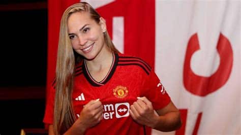 Write informative laconic excerpt under 30 words in mexican spanish for news below. Do not wrap it into quotation marks or html tags. Jul 18, 2024, 01:39 PM ETWorld Cup winner Irene Guerrero has left Manchester United after only one season to join Liga MX side América Femenil on a permanent deal, the clubs confirmed Thursday.The Spain midfielder joined Marc Skinner&apos;s side from Atletico Madrid following La Roja&apos;s victorious World Cup campaign in 2023. She made her debut against Everton in October but suffered a knee injury soon after, ruling her out of the early part of United&apos;s Women&apos;s Super League (WSL) campaign.The 27-year-old struggled to break into Skinner&apos;s side after returning from injury, limiting her to only seven appearances in total with no starts. She made three WSL appearances off the bench.Irene Guerrero leaves Man United after a single season. Getty"Not having the opportunity to show what I am capable of, despite working hard and being professional every day, taught me to help my teammates from another perspective," Guerrero wrote in a post on &apos;X&apos;."It is sad to have to part ways, but I feel it is a necessary change both professionally and sportively to enjoy what I am passionate about once again."United finished the league in fifth, their lowest finish since they won promotion to the WSL in 2019.Last month the club announced the departure of Guerrero&apos;s national teammate Lucia Garica, who has also moved to Mexico, joining reigning champions Monterrey.England goalkeeper Mary Earps and captain Katie Zelem have also left the club, with the former joining Paris Saint-Germain in France. ,La campeona del Mundo, Irene Guerrero, deja el Manchester United tras una temporada para unirse al América Femenil de la Liga MX.