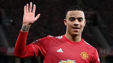 Write informative laconic excerpt under 30 words in mexican spanish for news below. Do not wrap it into quotation marks or html tags. Jul 10, 2024, 09:17 AM ETMarseille have completed the signing of Manchester United forward Mason Greenwood, the Ligue 1 club have confirmed.Sources have told ESPN that the deal is worth £26.7 million ($35m) and includes add-ons and a substantial sell-on clause.Greenwood has not played for United since being suspended by the club in January 2022 after being arrested on suspicion of rape and assault, with Greater Manchester Police confirming the existence of "social media images and videos posted by a woman reporting incidents of physical violence."The one-time England international was subsequently charged with attempted rape, engaging in controlling and coercive behaviour, and assault occasioning actual bodily harm, although the charges were later dropped due to the withdrawal of key witnesses and the announcement that "new material that came to light meant there was no longer a realistic prospect of conviction."Greenwood, 22, spent last season on loan at Getafe in LaLiga, scoring eight goals and providing six assists.Mason Greenwood has completed a transfer to Marseille. Ricardo Larreina/Europa Press via Getty ImagesMarseille boss Roberto De Zerbi, who left Premier League club Brighton after the 2023-24 season, said on Tuesday that he would hold no prejudice against Greenwood because of his past."Mason is a world-class player, but we have not recruited him yet. I don&apos;t know what happened, but I am not used to get involved in my players&apos; private life," he said."But if he comes here, you have to know that I treat all my players like my sons. I can tell them off in private, but I would never attack them in public."The mayor of the French city weighed in on the transfer on Tuesday, referring to the allegations against Greenwood as "unspeakable" and adding that he would ask Marseille president Pablo Longoria to not sign the player.Marseille begin their 2024-25 Ligue 1 campaign against Brest on the weekend of Aug. 17/18. ,Marsella confirma fichaje de Mason Greenwood por £26.7 millones. El delantero de 22 años proviene del Manchester United y se une al club de la Ligue 1.