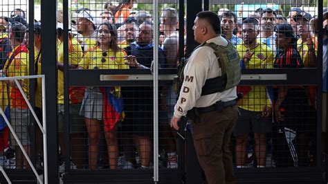 Write informative laconic excerpt under 30 words in mexican spanish for news below. Do not wrap it into quotation marks or html tags. playCopa América&apos;s stadium breach as seen from the grounds (1:25)Watch the view from fans on the ground at Miami&apos;s Hard Rock Stadium as supporters overrun security during Sunday&apos;s Copa América final between Colombia and Argentina. (1:25)Jul 18, 2024, 07:45 PM ETMultiple lawsuits have been filed by fans against South American soccer&apos;s governing body CONMEBOL and the operators of Hard Rock Stadium in the wake of the chaos surrounding Sunday&apos;s Copa América final.The complainants claim that they purchased tickets for the final but that crowd-control issues prevented them from entering the stadium.The first suit was filed on Monday by Jaqueline Martinez against South Florida Stadium LLC (Hard Rock Stadium) and the Confederacion Sudamerica de Futbol (CONMEBOL) in the Circuit Court for the 11th Judicial Circuit in and for Miami-Dade County.A second suit was filed on Wednesday by Marta Pintos, Eduardo Martinez and Nicolas Osorio against the same defendants.Each suit is seeking over $100,000 in damages.Sunday&apos;s final between Argentina and Colombia in Miami Gardens, Florida, was delayed by 82 minutes after fans without tickets broke through security barriers in order to get into the venue.Fans were locked outside the gates at Hard Rock Stadium for the Copa América final. CHARLY TRIBALLEAU/AFP via Getty ImagesStadium personnel responded by locking down the venue in a bid to regain control. But when dangerous conditions developed, with some fans at risk of getting crushed against the gates, the venue was reopened, allowing some fans to enter whether they had tickets or not.When the stadium reached capacity, the stadium gates were closed again, preventing some fans with tickets from entering.Miami-Dade Police stated that there were 27 arrests and 55 ejections, while Miami-Dade Fire Rescue told ESPN that they responded to 120 incidents at the stadium, 116 of which were medical-related.In her complaint, Martinez alleges that she purchased four tickets to the Copa América final for $4,395.59."Despite having a valid ticket, Plaintiff was denied entry to the sporting event due to a large number of individuals rushing the arena and entering unlawfully, which resulted in overcrowding and safety concerns," the complaint reads.The complaint goes on to allege that the "unlawful entry of individuals into the arena was a foreseeable consequence of Defendant&apos;s failure to implement adequate crowd control measures, security protocols and ticket verification processes."It adds: "As a result of being denied entry, Plaintiff was unable to attend the sporting event and suffered monetary loss, emotional distress and other damages."Neither CONMEBOL nor Hard Rock Stadium immediately responded to requests for comment from ESPN.In a statement following the final, CONMEBOL pointed the blame at Hard Rock Stadium, saying on Monday that the facility did not take into account its recommendations for the final of South America&apos;s most important national team tournament.In response, Hard Rock authorities on Tuesday said they "exceeded" CONMEBOL security recommendations. ,Caos en final de la Copa América en Miami provoca múltiples demandas de aficionados contra CONMEBOL y el estadio Hard Rock.