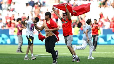 Write informative laconic excerpt under 30 words in mexican spanish for news below. Do not wrap it into quotation marks or html tags. playJohnson: &apos;Incredible&apos; it took 2 hours to make a VAR decision (1:41)ESPN&apos;s VAR expert Dale Johnson breaks down the chaotic ending between Argentina and Morocco in their Olympics opener. (1:41)Jul 25, 2024, 05:27 AM ETThe Argentina Football Association (AFA) have made a formal complaint to FIFA&apos;s Disciplinary Committee following the incidents during Wednesday&apos;s 2-1 loss to Morocco in their opening match of the Olympics.A pitch invasion by Moroccan fans after Argentina&apos;s Cristian Medina had scored deep in stoppage time triggered a two-hour delay as the game in Saint-Étienne was eventually completed in an empty stadium.Bottles, cups and firecrackers were thrown at Argentinian players during their goal celebration.AFA said in a statement that it had lodged a complaint to FIFA demanding the "necessary regulatory measures be taken for an event of such seriousness."The statement added: "It is imperative to guarantee the safety of the protagonists for the peaceful development of this beautiful sport that is football and from the home of Argentine Football, we will do what is necessary to make this happen."Argentina&apos;s team was left perplexed when, after play resumed almost two hours later, the referee ruled Medina&apos;s equaliser for offside after review.Argentina coach Javier Mascherano described the events as "the biggest circus I&apos;ve ever seen in my life."Argentina senior captain Lionel Messi, who is not part of the Olympic squad, posted on Instagram an emoticon of a face with wide open eyes and the word: "Unusual."Pitch invaders caused Wednesday&apos;s game to be delayed for two hours. Tullio M. Puglia/Getty ImagesAFA president Claudio &apos;Chiqui&apos; Tapia has demanded for those responsible for the incidents to be punished."It was regrettable what we had to experience today as Argentinians in Saint-Étienne," Tapia wrote on social media. "Waiting almost two hours in the locker room, only for our players to have to go back out to warm up and continue playing a match that should have been suspended by the referee after the pitch invasion by Moroccan spectators and the violence suffered by the Argentine delegation, is truly senseless and goes against the competition rules."Furthermore, the opinions of the captains of both teams, who believed the game should not have resumed, were not heard."From the Argentine Football Association, we have already submitted the complaint to FIFA&apos;s Disciplinary Committee so that the relevant regulatory measures can be taken and a sanction imposed on those responsible."Argentina are back in action against Iraq in Saturday&apos;s Group G game. ,AFA presenta queja a FIFA tras incidentes en derrota de Argentina. Invadió el campo y demoró 2 hrs para decidir gol anulado a Marruecos. Mascherano califica como circo.