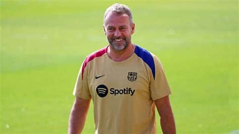 Write informative laconic excerpt under 30 words in mexican spanish for news below. Do not wrap it into quotation marks or html tags. playFlick: We have to create an atmosphere at Barcelona (2:21)Hansi Flick has his first press conference as the new Barcelona manager. (2:21)Jul 25, 2024, 09:31 AM ETBarcelona coach Hansi Flick has said the club is even bigger than he imagined after he was officially presented on Thursday, almost two months after his appointment was confirmed.Flick, 59, replaced Xavi Hernández at the end of May and takes over a Barça side which failed to win a trophy last season.Despite that, he is excited by what he has seen since taking over and insists he is ready for the pressure and expectations which come with the role."I could feel it from first second, this is an unbelievable club," the former Bayern Munich and Germany coach said. "It is an amazing club, very big, bigger than I imagined."For me, it&apos;s one of the biggest clubs, maybe the biggest club. To win titles, you can only really win with the biggest clubs, which is why I am here."I am not saying we will win every title, but if we work hard we can achieve and have options to be successful. We know hard work and results count, nothing else, but I am looking forward to this."Barça president Joan Laporta has previously said that "losing has consequences" and, in addition to winning trophies, there are also demands on Flick to play a certain style of attacking football."This is my job, I am coach of Barça and I know what happens," he said when asked if he was ready for the pressure that will follow when the new LaLiga season gets underway with a trip to Valencia on Aug. 17."[The aim is] to play well, of course, but also to give everything on the pitch and be well prepared. The players have to show how it works on the pitch. For me, it&apos;s crucial that you give 100% in training."I am not far away from the idea Barça played before when they had this unbelievable success with [Johan] Cruyff or Pep [Guardiola]. I want a team on the pitch that is active, with the ball and without the ball, dictating the rhythm of the play."Hansi Flick has been without a host of first team players this summer. Joan Valls/Urbanandsport /NurPhoto via Getty ImagesFlick has had to deal with a disrupted preseason so far due to the delayed return of players from this summer&apos;s major tournaments, including the European Championship and the Copa América, with other players now at the Olympic Games.There has also been a spate of injuries to contend with. Gavi and Frenkie de Jong have been sidelined since last season, while Pedri and Ronald Araújo both picked up problems while with their national teams this month.The latest setback came on Wednesday when Ansu Fati, who has returned from a season-long loan with Premier League side Brighton, injured his foot in training, ruling him out of the tour of the United States, where Barça will play Manchester City, Real Madrid and AC Milan."The situation with the injured players, it&apos;s a pity," Flick said. "Ansu, in the first days, was unbelievable. He was really fit; showed it on the pitch and in [fitness] training."It&apos;s not good to not have him in America. But we have to accept this. We will help him to come back stronger."The lack of available first team players has meant Flick has had time to work with some of the club&apos;s in-house talent from La Masia, the club&apos;s famed youth academy."Thankyou for La Masia, to work with these players is a lot of fun," he said. "The quality, the intensity they have... and always focused on what we are doing."Hopefully we can bring players from La Masia into the first team. The whole world looks to La Masia and speaks about how fantastic is the job with the young players -- now I can see it."They work so hard; they have very good quality. They also have to improve, of course, it&apos;s not like they are now on the [highest] level, but the basics are fantastic. It&apos;s not fair to give names, but there are many interesting players."One La Masia graduate who Flick is yet to work with is Lamine Yamal, who remains on holiday after helping Spain win Euro 2024. He will miss the U.S. tour but Flick has already been in touch with him, texting him during the Euros, and praised his performances in Germany."He has done a great job in the last year, he improved a lot and he&apos;s now, step by step, at this level," he said of Yamal, who only turned 17 earlier this month."Also what he did in the Euros, it was unbelievable. But big players also continue to bring their performances [up] and it&apos;s necessary for him now to stay with both feet on the ground."He&apos;s a great guy. I have been able to speak with him. He can give us the great moments, but he also can improve and make things better, this is also our part, but he&apos;s in a very fantastic way."Flick refused to talk about possible signings when asked about the club&apos;s interest in Athletic Club forward Nico Williams and the need for a defensive midfielder, while he would not even be drawn on Sergi Roberto&apos;s situation.Roberto, Barça&apos;s captain last season, has been without a club since his contract expired on June 30."At the moment, he is not a player from Barça," was Flick&apos;s limited response on a possible new deal.Laporta, seated alongside Flick, gave a much more optimistic message, once again reiterating his belief that Barça will be able to afford the deals being reported in the media despite being in excess of their LaLiga-imposed spending limit as things stand.The Barça president said there will be news on financial agreements "soon," and that talks are progressing well over a new agreement with kit supplier Nike.ESPN has previously reported that Barça&apos;s priorities this summer are the signing of winger Williams, who has a €58 million ($63m) release clause, and another midfielder. ,Hansi Flick, nuevo entrenador de Barcelona, elogia al club y se prepara para la presión y las expectativas que vienen con el cargo.