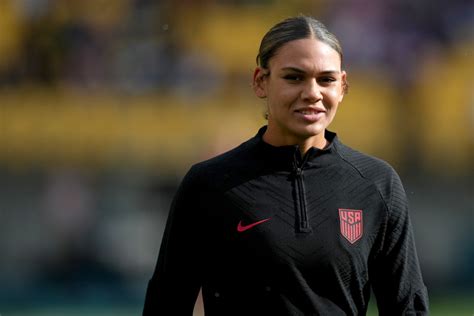 Write informative laconic excerpt under 30 words in mexican spanish for news below. Do not wrap it into quotation marks or html tags. playUSA women ease to opening win vs. Zambia (0:57)Here&apos;s a quick recap of United States&apos; 3-0 win over Zambia in their opening match at the Paris Games. (0:57)NICE, France -- Trinity Rodman was nervous on the bus ride into the stadium here Thursday night. It was her first Olympic game for the United States women&apos;s national team, and Rodman knew she needed to get touches on the ball before she&apos;d really feel comfortable.Turns out, that wasn&apos;t a problem.Rodman&apos;s dazzling spin-move -- she proudly called it a "Trin Spin" -- led to a gorgeous goal early in the first half and stood as the highlight of a 3-0 victory over Zambia that wasn&apos;t nearly as close as the scoreline might indicate.Mallory Swanson scored the other two goals for the Americans just over a minute apart to give new coach Emma Hayes a straightforward win in her major tournament debut, but Rodman&apos;s turn on defender Martha Tambo was the standout moment that made the small-but-spirited crowd at the Allianz Riviera take notice.Taking a pass from Lindsey Horan in the 17th minute, Rodman whirled around in an instant before calmly finishing beneath Zambian goalkeeper Ngambo Musole."That was just an instinctual thing because I haven&apos;t really trained that," Rodman said. "But it worked out perfectly."I think in that situation I knew that if I took a touch in front of me, it probably would&apos;ve put me out of the frame of the goal," Rodman added. "I was trying to just put her off balance, which worked, so I&apos;m happy about that."Trinity Rodman sets up for a shot to open the scoring for the U.S. in an Olympics win over Zambia. Getty ImagesThe U.S. dominated most of the first half, peppering the Zambia goal even before Pauline Zulu was sent off for fouling Sophia Smith and denying an obvious-goal scoring opportunity. The U.S. registered 27 shots for the game and hit the bar twice in addition to having several chances cleared off the line."The first part of the first half was exceptional -- to come out the way we did," Hayes said. "The intention, the intensity, the decision making, the execution -- it should have been at least five at half-time."That isn&apos;t a stretch, particularly at the rate Swanson scored. First she took a pass from Horan and snapped a sharp finish in the 24th minute, then tallied again just 66 seconds later after receiving a ball from Smith to set a new USWNT record for fastest goals, shattering Carli Lloyd&apos;s previous mark of 2 minutes, 19 seconds in the 2015 Women&apos;s World Cup final."I was so proud of her," Horan said of Swanson, who was making her first Olympic appearance since 2016. "It&apos;s going to give her a burst of confidence and that&apos;s what we want from our forwards."Rodman said she and the other attackers have talked to each other about wanting to show that they&apos;re more than the stereotypical speed-and-athletic combo that American players are often pigeon-holed as being. Goals like these will certainly do that, but everyone on the U.S. team also knows that performances against largely-overmatched sides like Zambia mean little compared to how they fare against more talented squads -- like, say, Germany, whom the Americans will face on Sunday in Marseille."Our connections have been so good," Rodman said of the chemistry among the American attackers. They&apos;re improving every game ... and they&apos;re just going to keep getting better."Hayes said she was simply being cautious in removing Smith in the first half after she hurt her ankle, and was similarly cautious with Rose Lavelle&apos;s substitution minutes into the second half as she has been managing a leg injury.Hayes didn&apos;t offer an update on Jaedyn Shaw, who was scratched before the game after hurting her leg in training on Wednesday, saying only that she&apos;d need to evaluate Shaw again on Friday. ,La joven Trinity Rodman deslumbra en la victoria de EE.UU. contra Zambia con un gol espectacular, destacando su potencial en los Juegos de París.