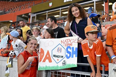 Write informative laconic excerpt under 30 words in mexican spanish for news below. Do not wrap it into quotation marks or html tags. Jul 25, 2024, 09:57 PM ETThe Houston Dash fired general manager Alex Singer on Thursday. The NWSL club said the search for a new GM will begin immediately and no other details were provided.The Dash are currently in 12th place in the 14-team league, with just three wins through 16 matches (3-8-5), and have been operating without head coach Fran Alonso for nearly a month.Houston has said repeatedly in statements that Alonso has an illness, but no further details have been provided.Assistant Ricky Clarke has been the acting coach for the past three games, beginning with a June 28 loss to the Kansas City Current. He is expected to be in charge again on Sunday when Houston host Tigres in the NWSL x Liga MX Summer Cup.Singer, 36, took over the role in Houston on Aug. 24, 2022, and the Dash have cycled through coaches since. Later in 2022, Juan Carlos Amoros passed on taking the Dash coaching job despite leading Houston to its first playoff appearance as an interim coach.Amoros joined NJ/NY Gotham FC in 2023 and went on to win the 2023 NWSL Championship with the team.Singer&apos;s first coaching hire was longtime Seattle Reign FC assistant Sam Laity ahead of the 2023 season. Laity was fired before the completion of that campaign, despite the Dash still mathematically in playoff contention.Alonso was hired in December, becoming the Dash&apos;s fifth coach since the start of 2022. His arrival in Houston was delayed by visa issues and he missed several weeks of preseason.A few weeks into the season, winger María Sánchez demanded a trade shortly after signing what was, at the time, an NWSL record contract. She was then traded to the San Diego Wave for $500,000 in total compensation ahead of the NWSL&apos;s transfer deadline in April.Singer, a defender, played professionally in the U.S., Australia, Sweden and Germany from 2006-15, including a stint with the NWSL&apos;s Washington Spirit from 2014-15. Before joining the Dash, she worked at the sports agency Octagon. ,El Houston Dash despide al gerente general Alex Singer y comienza la búsqueda de un nuevo GM. El equipo está en el puesto 12 de la NWSL.