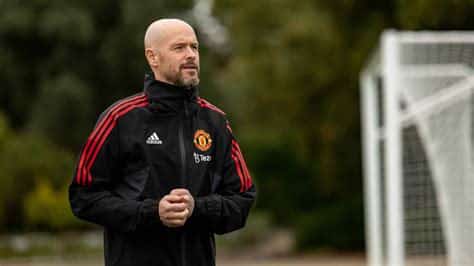 Write informative laconic excerpt under 30 words in mexican spanish for news below. Do not wrap it into quotation marks or html tags. Erik ten Hag won the FA Cup with Manchester United last season. Michael Regan - The FA/The FA via Getty ImagesErik ten Hag has signed a new contract with Manchester United, the club have confirmed.The Dutchman has agreed a deal until 2026 to remain as "first team manager."Sources have told ESPN that discussions about refreshing Ten Hag&apos;s backroom staff are continuing with Ruud van Nistelrooy and Rene Hake set to arrive at Old Trafford."I am very pleased to have reached an agreement with the club to continue working together," Ten Hag said."Looking back at the past two years, we can reflect with pride on two trophies and many examples of progression from where we were when I joined."However, we must also be clear that there is still lots of hard work ahead to reach the levels expected of Manchester United, which means challenging for English and European titles."In my discussions with the club, we have found complete unity in our vision for reaching those goals, and we are all strongly committed to making that journey together." ESPN BET is owned and operated by PENN Entertainment, Inc. and its subsidiaries (&apos;PENN&apos;). ESPN BET is available in states where PENN is licensed to offer sports wagering. Must be 21+ to wager. If you or someone you know has a gambling problem and wants help, call 1-800-GAMBLER.Copyright: © 2024 ESPN Enterprises, Inc. All rights reserved. ,Erik ten Hag renueva contrato con Manchester United hasta 2026 como primer entrenador. Ten Hag reafirma compromiso de alcanzar títulos en Inglaterra y Europa.