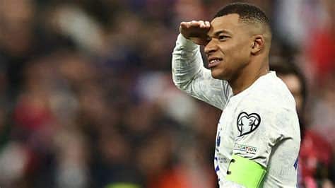 Write informative laconic excerpt under 30 words in mexican spanish for news below. Do not wrap it into quotation marks or html tags. Jul 4, 2024, 12:12 PM ETKylian Mbappé has praised Cristiano Ronaldo as "unique" ahead of France&apos;s quarterfinal clash with Portugal on Friday, adding that he and the 39-year-old stay in contact regularly.Mbappé&apos;s fandom for Ronaldo is well known, with the France captain having posted a picture of him meeting his then hero at the Madrid training ground in 2012 when his recent free transfer to Real Madrid was announced.Speaking at a news conference on Thursday ahead of the game in Hamburg, Mbappé said of Ronaldo: "It&apos;s truly an honour, everyone knows the respect I have for him. He is still a legend and we are in contact but I hope tomorrow that we can win.Kylian Mbappe was speaking at a news conference on Thursday in Hamburg. Tullio Puglia - UEFA/UEFA via Getty Images"We have to appreciate who he is and what he has done -- he is a unique player. His CV speaks for itself."Asked if he wanted to replicate Ronaldo after his move to Madrid, for whom the Portuguese star is the all-time leading goal scorer, Mbappé added: "There is only one of him. Me, I just want to follow my own route."I hope I will write a great story at Madrid but it will be different."Mbappé and France have struggled for fluency at Euro 2024. They are yet to score from open play in four games, relying on a penalty from the former Paris Saint-Germain player and own goals to progress -- the most recent coming from Jan Vertonghen in a closely fought round-of-16 contest with Belgium.That absence of flowing football has created murmurs of discontent in France, though manager Didier Deschamps appeared unbothered at the news conference."There are people who may not be happy but I have seen happy people. It is more exciting to win 5-4 that&apos;s for sure," he said."The critics, you are there to do your job. They have always been part of my daily life. Today, it does not stop me from living in peace."Mbappé also spoke about the upcoming second round of legislative elections in France. The right-wing Rassemblement National earned the most votes in the first round, something of real concern for the 25-year-old forward."It is really urgent, more than ever we have to go and vote. We cannot leave the country in the hands of these people."We have seen the results, it is catastrophic." ,Kylian Mbappé elogia a Cristiano Ronaldo como "único" antes del enfrentamiento de cuartos de final de Francia contra Portugal.