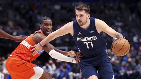 Write informative laconic excerpt under 30 words in mexican spanish for news below. Do not wrap it into quotation marks or html tags. Luka Doncic de los Mavericks de Dallas firmó una extensión de contrato de cinco años y $207 millones en la temporada baja. Doncic promedió 27.7 puntos, 8.6 asistencias, 8.0 rebotes y 1.0 robos por partido en la temporada 2020-2021. El jugador de 22 años demostró su excelencia en los playoffs, promediando 35.7 puntos, 10.3 asistencias, 7.9 rebotes y 1.3 robos en la serie de siete juegos contra los Clippers.,Luka Doncic firma contrato millonario con los Mavericks, destacando su desempeño en playoffs con estadísticas impresionantes.