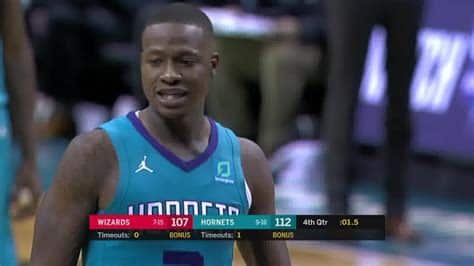 Write informative laconic excerpt under 30 words in mexican spanish for news below. Do not wrap it into quotation marks or html tags. - Terry Rozier, jugador de baloncesto, ha tenido dos temporadas ofensivas sólidas con los Charlotte Hornets. - La temporada pasada, Rozier promedió 19.8 puntos, 4.3 rebotes, 4.4 asistencias y 1.3 robos por juego en 72 partidos. - El jugador ha sido consistente en su producción durante su carrera y se espera que sea una pieza importante en la ofensiva de los Hornets. Terry Rozier ha tenido dos temporadas ofensivas sólidas con los Charlotte Hornets, promediando 19.8 puntos, 4.3 rebotes, 4.4 asistencias y 1.3 robos por juego en 72 partidos la temporada pasada. El jugador ha sido consistente en su producción a lo largo de su carrera y se espera que juegue un papel importante en la ofensiva de los Hornets.,Terry Rozier destaca en las Hornets, promediando 19.8 PPG, 4.3 RPG, 4.4 APG y 1.3 SPG en 72 juegos la temporada pasada. Esperan más de él.