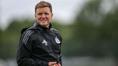 Write informative laconic excerpt under 30 words in mexican spanish for news below. Do not wrap it into quotation marks or html tags. Eddie Howe, Graham Potter and Mauricio Pochettino are among the leading candidates to replace Gareth Southgate should he step down as England manager, sources have told ESPN.England under-21 boss Lee Carsley and former Chelsea head coach Thomas Tuchel would also be considered if Southgate ends his eight-year tenure following Sunday&apos;s Euro 2024 final defeat to Spain.ESPN was among a number of outlets to report last week that the Football Association (FA) are keen on Southgate staying on through to the 2026 World Cup regardless of the outcome in Berlin.That remains the case but Southgate, who almost left his post after the World Cup in Qatar, is considering whether to remain in post after facing intense personal criticism during this summer&apos;s tournament in Germany.Despite guiding England to back-to-back Euros finals -- and their first-ever on foreign soil -- Southgate&apos;s team were booed off twice during the group stage and the 53-year-old had beer cups thrown at him after their 0-0 draw against Slovenia.No timescale has been set for Southgate to make a decision but he claimed last week he would likely require days and "not weeks."Given the FA&apos;s stance on Southgate, the position has not been discussed with any candidate but they place great emphasis on the importance of St George&apos;s Park providing a pathway for players and coaches and would therefore prefer an English candidate if possible.Sources have told ESPN that Eddie Howe is in contention for the England job should Gareth Southgate step down. Serena Taylor/Newcastle United via Getty ImagesHowe steered Newcastle into the Champions League for the first time in 20 years with a top-four finish in 2022-23, while sources have told ESPN that Potter has long been on the FA&apos;s radar, dating back to before he took the Chelsea job in September 2022.However, the FA are not opposed to appointing a manager born overseas -- Sarina Wiegman, born in the Netherlands, has spent the last four years coaching England women -- and Pochettino is available after leaving Chelsea at the end of last season.It is potentially significant that one of the key figures in any search for a successor to Southgate will be FA technical director John McDermott, with sources telling ESPN that he remains close to Pochettino having worked together during the Argentine&apos;s five-and-a-half years in charge of Tottenham.Carsley is another possible homegrown candidate. The role would be considered a big step up for the 50-year-old given he has only managed at youth-team level aside from brief caretaker roles at Coventry City, Brentford and Birmingham City, but Southgate stepped up from managing the U21s in 2016.Tuchel remains fond of English football and has a strong coaching pedigree given his Champions League success at Chelsea plus spells in charge of Bayern Munich, Paris Saint-Germain and Borussia Dortmund.Jürgen Klopp is an intriguing alternative, although he left Liverpool at the end of last season citing the need to take a break from the game and suggested it was possible he may never manage again.Klopp stated at the time he would definitely never take another club job in England but mentioned nothing about the national team. ESPN has reported that Klopp has been contacted by United States Soccer as a possible candidate to replace Gregg Berhalter, but a move was unlikely. ,Eddie Howe, Graham Potter y Mauricio Pochettino son principales candidatos para reemplazar a Gareth Southgate si renuncia como técnico de Inglaterra según fuentes de ESPN.