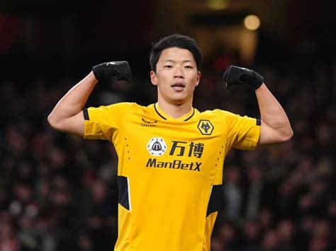 Write informative laconic excerpt under 30 words in mexican spanish for news below. Do not wrap it into quotation marks or html tags. Jul 16, 2024, 03:31 AM ETHwang Hee-Chan has 86 Premier League appearances for Wolverhampton Wanderers and has scored 20 goals. Photo by James Gill - Danehouse/Getty ImagesWolverhampton Wanderers said they will file a complaint with UEFA after their South Korean forward Hwang Hee-Chan was the target of an alleged racial remark during Monday&apos;s preseason match against Italian side Como.Hwang reported the incident midway through the second half, which led to an angry response from his teammates and saw Daniel Podence receive a red card for punching a Como player, the midlands club said.Como did not respond immediately to a request for comment outside normal business hours.Wolves manager Gary O&apos;Neil said he had asked Hwang if he wanted the match to be abandoned or to be substituted but the 28-year-old wanted the game to continue.Wolves won 1-0 at their training camp in Marbella, Spain. Hwang captained the side to victory despite having to finish the match with 10-men."Channy [Hwang] will be OK. He&apos;ll get our full support and we&apos;ll pick him up in the morning and make sure he&apos;s OK. It&apos;s a together group," O&apos;Neil said. ESPN BET is owned and operated by PENN Entertainment, Inc. and its subsidiaries (&apos;PENN&apos;). ESPN BET is available in states where PENN is licensed to offer sports wagering. Must be 21+ to wager. If you or someone you know has a gambling problem and wants help, call 1-800-GAMBLER.Copyright: © 2024 ESPN Enterprises, Inc. All rights reserved. ,Wolverhampton Wanderers presentará una queja a la UEFA por supuesto ataque racial contra Hwang Hee-Chan durante un partido de pretemporada en España.