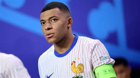 Write informative laconic excerpt under 30 words in mexican spanish for news below. Do not wrap it into quotation marks or html tags. playMbappé: Euro 2024 was a failure for me (1:10)Kylian Mbappé believes Euro 2024 was "a failure" for him after France&apos;s semifinal defeat to Spain. (1:10)Jul 16, 2024, 05:07 AM ETKylian Mbappé underwent his Real Madrid medical on Tuesday ahead of his presentation to fans at the Bernabéu.Mbappé, 25, arrived at the Sanitas clinic in La Moraleja, an exclusive Madrid suburb, just before 9 a.m. Spanish time, posing for cameras and calling his move "a dream."He then travelled to the club&apos;s Valdebebas training ground for the formal signing of his new five-year contract with Madrid president Florentino Pérez.Fans were queueing outside the Bernabéu hours before the presentation was due to start at 12 p.m.The 85,000-capacity stadium is expected to be full, with tickets -- made available for free to club members -- having sold out.Madrid announced last month that Mbappé would join them when his contract at Paris Saint-Germain expired, ending their long pursuit of the star forward.The France international will be presented to fans, before taking questions from the media in his first news conference as a Real Madrid player.During his medical on Tuesday morning, doctors were expected to examine Mbappé&apos;s broken nose, which he suffered in France&apos;s opening game at Euro 2024.There has been no confirmation as to whether the injury will require further treatment or surgery. ESPN BET is owned and operated by PENN Entertainment, Inc. and its subsidiaries (&apos;PENN&apos;). ESPN BET is available in states where PENN is licensed to offer sports wagering. Must be 21+ to wager. If you or someone you know has a gambling problem and wants help, call 1-800-GAMBLER.Copyright: © 2024 ESPN Enterprises, Inc. All rights reserved. ,Kylian Mbappé realiza examen médico con Real Madrid antes de su presentación en el Bernabéu. Sueña con su traspaso como "un sueño".