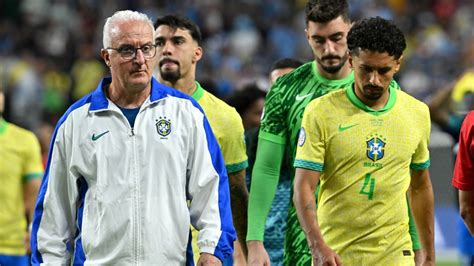 Write informative laconic excerpt under 30 words in mexican spanish for news below. Do not wrap it into quotation marks or html tags. After an early exit in the 2024 Copa América, Brazil must rebuild to be contenders in the 2026 World Cup. ROBYN BECK/AFP via Getty ImagesIt is a law of football. Wherever a team fails to live up to expectations, the best players are those who were not on the field. And, as Brazil limp away in disappointment from the Copa América, this makes Neymar one of the winners of the tournament.True, Brazil were unbeaten in the U.S., but one win in four games tells its own story. New coach Dorival Júnior paraded a young attack; had it fired, had Vinícius Júnior & Co. carved out an exhilarating path to the final, then the page might have been turned. Instead, all roads lead back to Neymar, with Dorival acknowledging that Brazil&apos;s all-time top scorer still has a big contribution to make once he has made a full recovery from his latest injury.Neymar is certainly still involved. Making his presence felt, suffering in the stands, he was Brazil&apos;s leading supporter in the Copa, and it is easy to see where he might still have a role on the pitch.Neymar has been out of action since being injured playing for Brazil, under a different coach, against Uruguay in a World Cup qualifier last October. At the time he was dropping to orchestrate play from deep. Former Brazil boss Tite referred to Neymar as both bow and arrow, setting up the play and scoring goals. But as he ages -- he turns 33 in February -- and as Brazil develop the likes of Vinícius, perhaps his role could be more restricted to being the bow, and specialising as a deeper-lying creator rather than as a finisher.This is pertinent because the worst aspect of Brazil&apos;s play in the Copa was playing the ball out of defence. They faced the strongest opposition in their last two matches -- against Colombia and Uruguay -- and appeared unable to advance with the ball, depending instead on a depressing sequence of long punts forward.It is possible that Casemiro was missed. His cool experience might have steadied a team with a tendency toward the frenetic. Certainly Bruno Guimarães did not seize the opportunity to dominate the midfield. With the Newcastle United man unable to dictate the play, it hardly seemed worth having both him and João Gomes, another ball winner, in the same midfield trio.If Guimarães was a disappointment, though, then the bigger one was Dorival. As Brazil lurched toward appointing a foreign coach -- the original idea was that Carlo Ancelotti would take over for this tournament -- Dorival was held up as an instant saviour by those who favour a domestic solution. He was handed the dream of any international coach: a prolonged period training with his players. And so at the end of it all, the apparent lack of a plan for the team to pass its way out of defence comes across as a glaring failure.If Dorival did not live up to expectations in tactical terms, the same applies to his contribution to the team&apos;s mental approach. Any coach has three main duties: select the team, determine the strategy and set the emotional tone. The new coach was expected to be a calming influence. Instead he appeared to feel the pressure right from the start. The decision to risk Vinícius in a meaningless group game is hard to defend. The team&apos;s most important attacking player picked up a yellow card that forced him to miss the fateful quarterfinal.playMarcotti: Brazil right to keep Dorival after Copa América exitGab Marcotti explains why he agrees with the Brazilian football federation&apos;s decision to keep Dorival Júnior.Harder to defend were Dorival&apos;s antics on the touchline, waving his arms around in perpetual uptight criticism of the referee. Whether he had a case is irrelevant; this is exactly the type of behaviour that a nervous, frenetic team like Brazil does not need from its coach.Dorival is also being ridiculed for the scenes before the penalty shootout against Uruguay, when he was outside the huddle formed by the players. This is harsh. He is a low-key figure. It is not his style to be the charismatic centre of attention. Scenes of shootouts in some of his triumphs at club level show him also outside the huddle. He considers this a moment for the players.It is possible that he has yet to win over some of the senior players. Certainly he has not made an impressive start, but he is an easy figure to underestimate. And if he needs to do plenty to grow into his new job, at least he has time and space to do it.Brazil are next in action early in September, with World Cup qualifiers at home to Ecuador and away to Paraguay -- two teams who will be rushing in new coaches after the Copa. With so many teams making it through to the expanded World Cup, Brazil would seem to be in no danger of failing to make the cut, even though they are down in sixth in the table. Dorival&apos;s immediate response -- there would seem to be almost no chance of Neymar being back before October -- could be to draft in more players from the local league.This is always a crowd pleaser. It very seldom works, but this time there might be some merit in calling up new wonderkid Estêvão of Palmeiras, a breathtaking talent, and a couple of domestically based centre-forwards. It is always hard for a struggling side to play without a No. 9, and the squad may benefit from the inclusion of Tiquinho Soares of Botafogo, with his back-to-goal skills, or penalty-area specialist Pedro of Flamengo.Estevao would seem on course for an important role in 2026. Whether Tiquinho or Pedro would be able to trouble the world&apos;s best defences is another question, but they might be useful in the short term as the team attempts to find its feet.The good news, then, is that Brazil have nearly two years to build for the next World Cup. The bad news is that, more than 18 months after Qatar, they are starting the process from scratch. ,Brasil busca reconstruir tras frustrante eliminación en Copa América 2024 para ser contendientes en el Mundial de 2026. La ausencia de Neymar se siente.