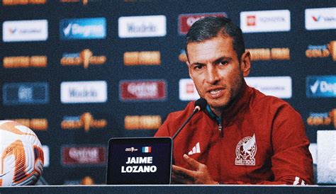 Write informative laconic excerpt under 30 words in mexican spanish for news below. Do not wrap it into quotation marks or html tags. Mexico has parted ways with men&apos;s team manager Jaime "Jimmy" Lozano following an underwhelming group stage exit from the Copa America, confirmed the Mexican Football Federation (FMF) announced on Tuesday.In a statement, the FMF said that Lozano turned down a demotion to stay on as staff for a new head coach."Jaime Lozano was offered, along with his coaching staff, a contract until 2030, in which during 2024-2026 they will accompany a more experienced head coach towards our World Cup, and later it would be Jaime himself who would retake the reins of head coach in the 2026-2030 process," the FMF said."After analyzing the proposal, Jaime Lozano informed us that he doesn&apos;t wish to continue. We respect his decision."The FMF are set to announce upcoming changes in the first week of August.ESPN Mexico reported last week that Lozano turned down an opportunity to stay on after demotion to assistant for Javier Aguirre, who is set to have talks this week with the FMF, to step in as national team coach for the third time.Jaime Lozano has stepped down as the head coach of Mexico. Kevin Abele/Icon Sportswire via Getty ImagesLozano, 45, was initially named as interim last June before going on to win the 2023 Gold Cup title, which helped him secure the permanent coaching position in August. By November, the first signs of pressure began to emerge after narrowly qualifying for the Copa through penalties in the quarterfinal stage of the 2023-24 Concacaf Nations League.In March of 2024, additional criticism was placed on the coach who lost 2-0 to the United States in the Nations League final. Heading into the Copa, Lozano was questioned for dropping key veterans such as Hirving "Chucky" Lozano, Guillermo Ochoa, and Raúl Jiménez, among others, from his squad.Foreshadowed by losses to Uruguay and Brazil in tournament warm-up games, the two-time Copa finalists failed to qualify for the knockout thanks to a third-place finish in Group B and just one goal scored in 270+ minutes of play. It was just the third time Mexico did not quallify for the knockouts in their last four appearances.Mexico sporting director Duilio Davino said after the Copa that "the project continues" under Lozano, but also highlighted that the coach would soon be evaluated. ESPN Mexico recently reported that there was a lack of unanimous support for Lozano within the FMF, leading to the offer of a demotion as assistant.With just over a year in charge, Lozano closed out his tenure with a 10W-4D-7L record.Prior to his role at the senior national team, Lozano managed Liga MX&apos;s Queretaro and Necaxa. At Mexico&apos;s youth national team level, the former Pumas midfielder gained notoriety thanks to a bronze medal for El Tri&apos;s Olympic squad at Tokyo 2020.Mexico&apos;s next scheduled games are U.S.-based friendlies against New Zealand on Sept. 7 (at Pasadena, California&apos;s Rose Bowl) and Canada on Sept. 10 (at Arlington, Texas&apos; AT&T Stadium)Aguirre, who helped Mexico qualify for the 2002 and 2010 World Cups, recently closed out a two-year run as coach of Mallorca in Spain. The 65-year-old made headlines earlier in 2024 with a Cinderella run to the final of the Copa del Rey, where Mallorca narrowly lost 4-2 on penalties to Athletic Club. ,La Federación Mexicana de Fútbol anunció la salida de Jaime Lozano como seleccionador tras la eliminación en la Copa América. Desacuerdo con propuesta de ser asistente.