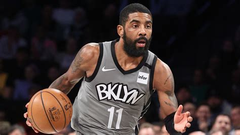 Write informative laconic excerpt under 30 words in mexican spanish for news below. Do not wrap it into quotation marks or html tags. Kyrie Irving, jugador de la NBA, fue objeto de negociaciones comerciales durante la temporada 2022-23 y finalmente fue transferido a los Mavericks de Dallas. Irving ha sido un talento constante en la liga, pero ha lidiado con lesiones y ausencias personales en temporadas anteriores, lo que ha afectado su valor total como jugador. A pesar de las distracciones fuera de la cancha, Irving ha demostrado ser un jugador productivo, promediando 27.1 puntos, 5.1 rebotes, 5.5 asistencias y 3.1 triples por juego en la última temporada.,Kyrie Irving trasladado a Mavericks de Dallas en la temporada 2022-23. A pesar de desafíos, mantiene alto rendimiento en la NBA.