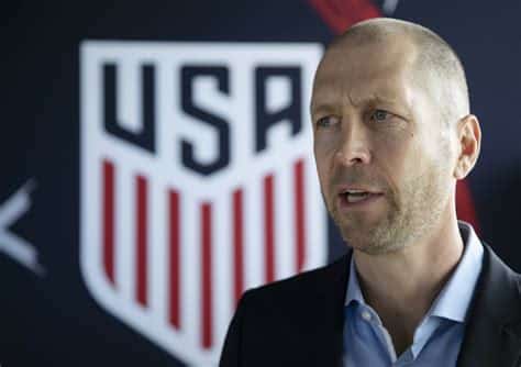 Write informative laconic excerpt under 30 words in mexican spanish for news below. Do not wrap it into quotation marks or html tags. playGomez: USMNT&apos;s &apos;golden generation&apos; underachieved under Berhalter (1:13)Herculez Gomez explains the lack of success from the United States under Gregg Berhalter and why he might stay in charge despite another setback. (1:13)KANSAS CITY, Mo. -- As Gregg Berhalter addressed the media in the wake of the United States&apos; 1-0 defeat to Uruguay, a result that eliminated it from the 2024 Copa America, he was asked if he was the right voice and the right person to lead the Americans into the 2026 World Cup.He responded with a barely audible, "Yes."Berhalter&apos;s answer wasn&apos;t surprising. While resignations during press conferences aren&apos;t unheard of, the manager who won&apos;t back himself in a moment like that is rare indeed. That said, Berhalter&apos;s response flew in the face of the available evidence. The U.S. is out of the 2024 Copa America at the first hurdle, a tournament that it was not only hosting in front of supportive crowds, but one in which it was given an utterly manageable group that, in addition to Uruguay, included Bolívia and Panama.Yet not even those tailwinds were enough to push the U.S. into the knockout rounds. Instead, what was on view was a team that hurt itself with backbreaking mistakes and couldn&apos;t find a way to grind out the results that it needed.Do the players deserve some of the blame? You bet. But Berhalter has to own this performance as well. As a consequence, the U.S. Soccer Federation needs to move on from Berhalter and find a new manager who can better generate the kind of momentum that the 2026 World Cup has the potential to provide.To be clear, there are broader reasons for calling for a new manager than the results from just one tournament. The most damning is that the U.S. hasn&apos;t made any discernible progress from the encouraging displays at the 2022 World Cup, when a young team reached the knockout stages. The expectation was that the young core of the team would improve, and take the next steps to joining the world&apos;s elite.Instead, the USMNT looks like it is going backwards, even with the addition of forward Folarin Balogun -- arguably the U.S.&apos;s best player in the tournament -- as well as a more involved Giovanni Reyna. The gap between the U.S. and Concacaf teams not named Mexico appears to be narrowing. At the time, the second leg defeat to Trinidad & Tobago in the Concacaf Nations League (the U.S. still prevailed on aggregate) and the performance in the CNL semifinal against Jamaica, when it took a fortuitous own goal in second-half stoppage-time to ultimately prevail in extra time, seemed like blips. With the benefit of hindsight, they now seem like harbingers of things to come, whether it was the defensive breakdowns, lapses in discipline, or a lack of creativity. Add them up, and it makes for a team that looks disjointed and inconsistent on the field.That was evident on Monday night. The U.S. started brightly, and gave Uruguay -- currently second in South America&apos;s World Cup qualifying standings -- all it could handle. And there was a minute, seconds even, when it looked like the U.S. just might sneak through into the knockout rounds. Bruno Miranda had just equalized for Bolivia in its game against Panama, and with the U.S. tied 0-0 with Uruguay, it was poised to advance on goal differential. What was seemingly beyond its grasp heading into the match was all of a sudden within touching distance.playMoreno explains what USMNT got wrong against UruguayAlejandro Moreno believes the United States had the wrong game plan against Uruguay in their pivotal Copa América group stage match.And then it was snatched away. Uruguay defender Mathías Olivera cleaned up a rebound from Ronald Araujo&apos;s header to put La Celeste ahead in the 66th minute -- a play that looked on replay as being offside. Panama soon reclaimed its lead against Bolivia. And with Uruguay&apos;s notoriously physical play grinding the U.S. into dust, the goal of advancing in the Copa America was out of sight.But this was just one in a series of missed opportunities by the U.S. in this tournament. There was the inability to punish Bolivia with more goals in the opener, the better to pad its goal differential. Then there was the catastrophic red card to Timothy Weah early against Panama. That incident by itself is not on Berhalter. But the fact that the U.S. actually went ahead in that match through Balogun, only to cough up the lead immediately, and ultimately a late winner, was another instance of this team underachieving. Too often it seems like the U.S. put itself into position to make progress only to show itself unable to make those opportunities count.GPWDLGDPTS1 - Uruguay3300892 - Panama3201163 - United States3102034 - Bolivia3003-901, 2: Qualifies for quarterfinalsBoth Berhalter and some players highlighted that the intensity that the team started the game with needed to be there the whole time."I think we need to do better amongst ourselves," said goalkeeper Matt Turner. "We need to hold ourselves to a higher standard. We have to have that baseline of intensity that we showed in this game in every game and every minute. Because in tournament style, play, every decision, every call, every shot that you miss, every shot that you save, every shot that you don&apos;t block, everything is magnified tenfold."After five years of Berhalter being in charge, why is that? Berhalter didn&apos;t really have an answer to that question. Neither did Turner. One reason that doesn&apos;t wash is the team&apos;s relative youth. These are players in their prime with plenty of accumulated experience. Playing with intensity shouldn&apos;t be an issue, and yet it still is.The team&apos;s relative lack of creativity continues to be a problem as well. Against Uruguay, there seemed to be a touch that was just the slightest bit too loose, or shot that took a smidgen too long to get off. Credit Uruguay; they defended tenaciously, which is the ethos which has been the backbone of their success for over 100 years. It used to be part of the U.S.&apos;s too, but for some reason it now comes and goes. That is on Berhalter as well.To a man, the players still back Berhalter. There was plenty of self-criticism."I don&apos;t think this tournament really had anything to do with the staff or the tactics or the way we play," said Reyna. "I think it was more individual mistakes and I think the staff can only do so much. I think at the end of the day, the players sort of have to take initiation on the field and I think at the end of the day the players didn&apos;t do enough to go through."There is some truth in this. This current generation of players has been highly touted for going on five years now. Given what some of them have achieved at club level, there is some justification. But there has also been some stagnation. Some players aren&apos;t getting the needing playing time with their clubs, which is where the bulk of their improvement comes from.But there also seems to be level of comfort inside the team that is unhealthy. There is usually a tension within national teams when there is a big tournament on the horizon. Is a player in the coach&apos;s plans? How does he stay there? If he isn&apos;t, how does he get there? That doesn&apos;t seem to be present at the moment. Changing the manager every cycle recalibrates that tension, as everyone starts over. That&apos;s part of why a change in manager seems necessary now.So what&apos;s next? After the match, U.S. Soccer sporting director Matt Crocker issued the following statement: "Our tournament performance fell short of our expectations. We must do better. We will be conducting a comprehensive review of our performance in Copa America and how best to improve the team and results as we look towards the 2026 World Cup."This sounds suspiciously similar to the process that was used after the U.S. women were bounced from the Women&apos;s World Cup last year in the round of 16, its earliest World Cup exit. A few weeks later, then-manager Vlatko Andonovski resigned. It won&apos;t be a surprise if Berhalter suffers a similar outcome. ,Gregg Berhalter no convence como líder de la selección de EE. UU. tras fracaso en la Copa América 2024. ¿Nuevo rumbo necesario para el éxito en el Mundial 2026?