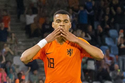 Write informative laconic excerpt under 30 words in mexican spanish for news below. Do not wrap it into quotation marks or html tags. Netherlands&apos; forward Cody Gakpo scored his third goal of the European Championship and Donyell Malen added two more late on as the Dutch burst back into form with a lively display to defeat Romania 3-0 in their round of 16 clash on Tuesday.The Dutch had been lambasted by their media and fans for a poor defensive display in their final group game, a 3-2 loss to Austria, but were more composed and in control as they reach the Euro quarterfinals for the first time since 2008.Romania controlled the ball for the first quarter of an hour before the Netherlands slowly started to get a grip on the match.They led after 20 minutes when player of the match Gakpo drilled a low shot home at keeper Florin Nita&apos;s near post before Malen&apos;s late double helped set up a quarter-final with Austria or Turkey, who play later on Tuesday, in Berlin on Saturday.Gakpo was a menace all night and turned provider for Malen&apos;s first goal in the 83rd minute when he kept the ball in play on the touchline and knocked it across the box for an easy tap in."This was the answer we had to our last performance -- good game, good goals, we played good football," Gakpo said."Of course we could do better but a good showing after the last game. A good step in that next direction. We felt we were in control even though they were a dangerous opponent."Malen notched his second in stoppage time when he collected the ball in midfield, dribbled into the penalty area and fired past Nita as the Dutch served notice that they have started to click at the tournament."I thought there were a lot of good things we did. The team realised that the last game was really bad in all aspects and so they have given out a strong message. We played well in the whole game, except the first 10 minutes when there was a lot of pressure," Netherlands manager Ronald Koeman said. Donyell Malen scored twice in the Netherland&apos;s win over Romania.Joris Verwijst/BSR Agency/Getty Images"We had analysed Romania well. Belgium showed us there was a lot of space to exploit [against Romania]. But it took a long time before we got the second goal."But I wasn&apos;t scared they&apos;d equalise because we defended so well. I though Xavi Simons was our best player too, he drove the team forward and was nice and aggressive."Romania created just a few chances in the match and never looked a serious threat as the Netherlands controlled possession and waited for opportunities to get forward.The Dutch had two thirds of possession and almost five times more chances with 24 attempts in the game to underline their superiority as Virgil van Dijk struck the post with a header and Gakpo had a second effort ruled out for offside."Very proud, sure, and pleased as well. We were defensively sound and solid and did not give up much," Van Dijk said."We could have scored a lot more. After a turbulent week, where a lot was said, we had to show something and we did that. We are self-critical and we knew it had to be a lot better after the last game and everyone had to take responsibility and today they showed they wanted to."Everyone went for the duels, won the second ball and made the chances. Playing good football gives us self-confidence.",Netherlands venció a Rumania 3-0 con goles de Gakpo y Malen para avanzar a cuartos de final de la Eurocopa.