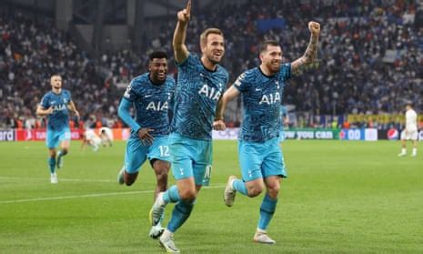 Write informative laconic excerpt under 30 words in mexican spanish for news below. Do not wrap it into quotation marks or html tags. Jul 23, 2024, 02:31 AM ETPierre Emile Højbjerg has left Spurs for Marseille. Marc Atkins/Getty ImagesMarseille have completed the signing of defensive midfielder Pierre-Emile Højbjerg from Tottenham Hotspur on an initial loan with an obligation to buy.The deal is reported to be worth €20 million ($21.8m), with Højbjerg following Man United&apos;s Mason Greenwood in joining Marseille, who are managed by former Brighton coach Roberto De Zerbi.Højbjerg, 28, joined Spurs from Southampton in 2020 and made 184 appearances for the north London club, scoring 10 goals. He featured in 36 of Spurs&apos; Premier League games last season, though 26 of those came as a substitute.The Denmark international started his professional career with Bayern Munich in the Bundesliga, gaining experience with loans to Augsburg and Schalke.He has 81 caps for his country, scoring 10 goals, and was part of the squad that lost to Germany in the round of 16 at Euro 2024. ESPN BET is owned and operated by PENN Entertainment, Inc. and its subsidiaries (&apos;PENN&apos;). ESPN BET is available in states where PENN is licensed to offer sports wagering. Must be 21+ to wager. If you or someone you know has a gambling problem and wants help, call 1-800-GAMBLER.Copyright: © 2024 ESPN Enterprises, Inc. All rights reserved. ,Fichaje confirmado: Marseille completa la transferencia de Pierre-Emile Højbjerg del Tottenham Hotspur por €20 millones. El mediocampista danés se une al club francés.