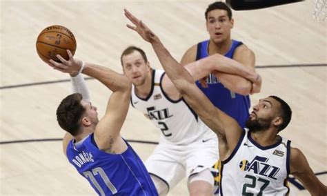 Write informative laconic excerpt under 30 words in mexican spanish for news below. Do not wrap it into quotation marks or html tags. Rudy Gobert, center de los Minnesota Timberwolves, tuvo una temporada regular discreta en 2022-23, promediando 13.4 puntos y 11.6 rebotes por juego, sus estadísticas más bajas desde la temporada 2015-16. También registró 1.4 bloqueos por juego, su marca más baja desde su segundo año en la liga. Aunque se espera que Gobert mejore con la vuelta de Karl-Anthony Towns y el potencial desarrollo de Anthony Edwards, es improbable que vuelva a alcanzar los números que tenía con los Utah Jazz. Sin embargo, sigue siendo un jugador productivo en la mayoría de los formatos de fantasía y se mantiene como un protector de aro élite y un buen reboteador. Después de pasar nueve temporadas en Utah, Gobert fue traspasado a los Timberwolves en la temporada baja. Aunque su rol en defensa y rebote probablemente se mantendrá en Minnesota, su producción ofensiva podría disminuir debido a la presencia de otros jugadores destacados en el equipo.,Rudy Gobert, centro de los Timberwolves, promedió un inicio discreto en la temporada 2022-23, con menores números desde 2015-16. Su rendimiento defensivo destaca.