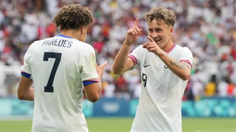 Write informative laconic excerpt under 30 words in mexican spanish for news below. Do not wrap it into quotation marks or html tags. Kevin Paredes, left, scored twice in the U.S.&apos;s 3-0 win over Guinea in men&apos;s Olympic soccer on Tuesday. John Todd/ISI/Getty ImagesSAINT-ÉTIENNE, France -- In the 42nd minute on Tuesday night, Kevin Paredes took the ball down the righthand side, shimmied in front of a defender so he could get toward the end line, and then cut a ball back toward the middle where Griffin Yow had zagged from the other side of the field to meet it. Hitting his shot first time, Yow beat the Guinean goalkeeper, only to drop his head as the ball banged off the side of the post and out of play.It was a missed chance. But within seconds, Yow looked up and made eye contact with Paredes, who was moving his hands in a circle as if to say, "Keep going and we&apos;ll do it again."That notion -- that another move, another chance, another push forward is always right there in the offing -- has been the most entertaining part of this U.S. men&apos;s Olympic team&apos;s performance so far. And after a summer of disappointment and frustration from the senior U.S. men&apos;s national team, it also may be exactly what USMNT fans are craving.Now, are most players on this team raw? Of course. And are the Olympics on the same level of the Copa América? Clearly not. This is a mostly under-23 tournament on the men&apos;s side with less significance than the top-tier international events.But it is still the Olympics. These are still meaningful games being played. And after beating Guinea, 3-0, the Americans are into a quarterfinal as they chase an Olympic medal -- something the U.S. men haven&apos;t ever accomplished in the modern era. Say what you will, but that is still a piece of history that would give American fans a reason to be excited and joyful -- two emotions that have been difficult to come by recently.Walker Zimmerman, one of the three overage players on the team, was part of the up-and-down USMNT performance at the 2022 World Cup in Qatar, then watched as many of his teammates flamed out in the Copa América earlier this summer. Hard as that was, being part of this team -- the first group of U.S. men to even make the Olympics since 2008 -- has Zimmerman excited about what the U.S. fanbase might be thinking."This is the first step of what we came here to do," Zimmerman said on Tuesday. "But hopefully the fans are going to get behind us and keep supporting back home and hopefully we can give them something to be proud of."In winning two of its three group stage games, the U.S. has shown an ability to be dynamic and versatile on the ball, playing directly at times but also keeping possession and slowing down when the game demands it. Coach Marko Mitrović, who was an assistant with the Chicago Fire and Reading, in the English Championship, before joining U.S. Soccer as a youth national team coach in 2022, deserves credit for pushing the right buttons and allowing this group of young players to be creative.France coach Thierry Henry praised Mitrović -- and the American players -- for their defensive shape and the way they contained the French for the first hour of the opening match, and Mitrović then opened up the Americans tactically for the second match, which they won, 4-1, over New Zealand.GPWDLGDPTS1 - France3300+792 - United States3201-363 - New Zealand3102-534 - Guinea3003-501, 2: Qualifies for quarterfinalsOn Tuesday, after evaluating Guinea&apos;s defensive tendencies, Mitrović inserted Yow and played him in a front line with Paxten Aaronson and Paredes -- an alignment that the coach said he anticipated would give the U.S. plenty of chances to slip in behind.The move paid off perfectly, as the U.S. peppered the Guinean goal from the opening whistle, zipping passes in every direction and hammering high-quality shots that kept it in control. It seemed like everyone was involved, and Paredes scored the first of his two goals when -- as expected -- he was able to get behind the Guineans to sprint on to a perfectly weighted through ball from Aaronson before finishing underneath the goalkeeper."I mean, sometimes those ideas are good, sometimes it works, sometimes it doesn&apos;t," Mitrović said with a smile afterward. "But today it worked, and it was very good."Paredes has in many ways been the breakout star for the U.S. so far. Coming up through D.C. United&apos;s system, the winger left for VfL Wolfsburg in the Bundesliga two years ago and has made 52 appearances for the German side since. With three USMNT caps, he was in the running to make the Copa América roster but was left out -- a decision that definitely stung.Now, though, he&apos;s bullish on what the Olympic team might be able to accomplish and how this group might be able to help change, even a little, the perception of American soccer players, both outside -- and inside -- the United States."We&apos;re so happy to play together, we&apos;re so happy to have the ball and in these past couple of games, it&apos;s really showed," Paredes said. "Maybe some people don&apos;t see it, some people have other things to say, but after being in this type of tournament and other camps, I see it all -- and it&apos;s just a matter of moments [until] it&apos;s really going to take off." ,Kevin Paredes brilló con dos goles en la victoria 3-0 de EE.UU. sobre Guinea en el fútbol Olímpico masculino. Equipo ansioso por medalla histórica.