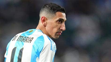 Write informative laconic excerpt under 30 words in mexican spanish for news below. Do not wrap it into quotation marks or html tags. Jul 30, 2024, 07:30 PM ETArgentinean midfielder Ángel Di María said Tuesday that he was he was set to return to hometown club Rosario Central, but changed his plans due to increasing drug-related violence in the region and threats against his family.Di María, who retired from the Argentina national team following their Copa América win earlier this month, said that among the tactics employed against him and his family was the shipment of a pig&apos;s head with a bullet in its forehead and a package received by his sister and her family that included a written death threat against his daughter."There was a threat carried out in my parents&apos; neighborhood which became public and at the same time another one at my sister&apos;s property which didn&apos;t come to light because my sister and my brother-in-law were scared and did not report it," Di María told Rosario&apos;s Canal 3.Di María, 36, said he and his family abandoned their hopes of returning to Central following the threats in March. The tactics "overruled anything else," he said.Ángel Di María will not return to boyhood club Rosario Central. Pablo Morano/BSR Agency/Getty Images"Those months were horrible," he said, adding that "we could only sit there and cry each night over not being able to carry out that dream" of returning to the club where he made his professional debut. Despite the threats, Di María said he received criticism from Rosario fans for not returning home."Those who don&apos;t understand, they don&apos;t put themselves in my place for one second," Di María said. "Because it&apos;s easy to mistreat others on social media without putting yourself in somebody else&apos;s shoes."Rosario and the surrounding area are experiencing increased violence tied to narcotrafficking, which has given way to intimidation tactics against regional and national figures.Di María&apos;s comments further signaled a possible return to Benfica. Officials with the Portuguese side have indicated that the midfielder had reached an agreement to sign a new contract for next season. ,El mediocampista argentino Ángel Di María no volverá a su club de infancia Rosario Central debido a la violencia relacionada con el narcotráfico en la región. Posible regreso a Benfica.