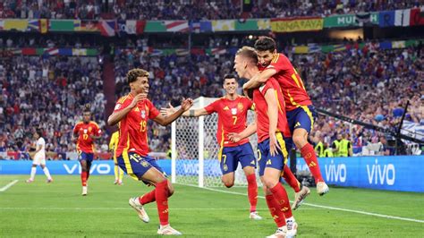 Write informative laconic excerpt under 30 words in mexican spanish for news below. Do not wrap it into quotation marks or html tags. playMcManaman: Spain deserve to be favourites for Euro 2024 final (1:14)Craig Burley and Steve McManaman react to Spain&apos;s 2-1 win over France in the Euro 2024 semifinals. (1:14)MUNICH -- The last time Spain were in a major tournament final was 12 years and eight days ago. All but one of the XI starters who demolished Italy in Kyiv to win Euro 2012 that day played for either Real Madrid or Barcelona. And these were peak El Clasico times too: Pep Guardiola vs. Jose Mourinho, European trebles and 100 point seasons, Lionel Messi vs. Cristiano Ronaldo.Most had been a part of the Euro-winning 2008 side and the World champions 2010 side, too. They were battle-hardened superstars, rival factions who put their differences aside to take on the world, a bit like in those fantasy comic book crossover series where superheroes team up. In other words, they were stacked.The Spain side who, on Sunday, could win a European Championship of their own are the photo-negative of that. More a misfit outfit than masters of the universe. More no-name taggers than patrician artists. More misunderstood genius than feted elites.Keep up to date with the latest news, results and coverage from Euro 2024: Schedule | Rosters | Predictions (E+) Barcelona and Real Madrid were represented in the lineup that toppled France 2-1, but only barely: 34 year old Nacho, technically not even a Madridista anymore since his contract expired and he&apos;s now heading for a final pay day in Qatar and Lamine Yamal, the 16 year old Barca sensation who scored the sort of statement goal you will see again and again on social media (so will your kids and grandkids... it was that special). Indeed, France had more combined Real Madrid/Barca players in their XI, if you count Kylian Mbappé.And yet, here they are. They may not be much in terms of pedigree and star power (other than Rodri, the Manchester metronome, and Yamal, who is well on his way), but they&apos;ve arguably had the toughest run to the final, beating both pedigreed opponents (France, Croatia, Italy, Germany) and rank underdogs (Albania, Georgia). And doing it all without needing to go to penalties and while playing -- by some margin -- the best football in the tournament.They also have a coach who fits this group of players, just as the 2012 coach, Vicente Del Bosque -- who had already a won World Cup and two Champions League titles -- fit that one. Luis de la Fuente, looks like a substitute teacher with nerd glasses, the sort kids gleefully torment. He has never managed in first or second tier club football. For the past 12 years he&apos;s been working for the Spanish FA in various coaching roles, moving up through the age group. At 61, he wasn&apos;t appointed to replace Luis Enrique after the Qatar World Cup because he was regarded as some rising coaching mind. He was appointed because he already had a job with the FA.He strikes you as the kind of guy who gets on with things, who folds his napkin and pushes his chair in after a meal, who takes each day as it comes. Half his starting defence (Dani Carvajal and Robin Le Normand) was suspended for this game, so he made do with the old warrior Nacho and the even older warrior Jesús Navas. He&apos;s 38 and his task for this game was Mbappé. When Mbappé froze him and dinked that cross for France&apos;s opener, you feared what might come. But Navas grew into the game, even as Mbappé started to wane.Pedri, injured early against the Germans, was replaced by Dani Olmo. He&apos;s a former Barcelona youth product who made headines when, at 16, he chose to move to Croatia and Dinamo Zagreb to further his football development. Right choice? We may never know, because he&apos;s been injured most of his career: in the last five seasons since joining Leipzig he has started more than 17 league games just once. But he was the right choice for De la Fuente on the night: his movement between the lines disrupted France&apos;s build-up and he was responsible for Spain&apos;s second goal.Guys like Olmo make this Spain team not just successful but likeable, too. Talent, yes, but plenty of imperfections too. Much like Fabián Ruiz, who made his name at relative second-tier clubs like Betis and Napoli before finally landing that gig in the spotlight at Paris Saint-Germain two years ago. Or Marc Cucurella, turfed out of Barcelona at 21, he remade his career at Brighton only to then become a punchline at Chelsea in his first 18 months there (before recovering somewhat late last season).Then there&apos;s Álvaro Morata, the most star-crossed of them all. Tall, handsome, athletic, fast, powerful, skillful, he should have been the next big thing at Real Madrid. Instead, he&apos;s had an itinerant career in which he&apos;s looked good and scored goals for big clubs but never quite adding up to the sum of his parts. Which may explain why Atletico Madrid have now put on the market. Again.De la Fuente took this motley crew and did a handbrake turn from the Luis Enrique era. Gone was the possession football with passers masquerading as wingers, in came his two young roadrunners, Nico Williams on the right and Yamal on the left and, with them, the ability to suddenly penetrate the opposition defense, something his predecessor&apos;s sides lacked. Gone too was some of the eccentricity that are part-and-parcel of the Luis Enrique way, from the convoluted answers in press conferences to the nightly Twitch streams he put on in Qatar. De la Fuente keeps things simple and plays to his strengths rather than to some big philosophical idea.playFans in Madrid go wild as Spain fight back to lead FranceWatch wild scenes in Madrid as hundreds of fans gather to watch Spain come back from 1-0 down to lead France at Euro 2024.It helps, of course, that Spain didn&apos;t go into this tournament as favorites, an inevitable consequence of the injuries racked up by stars (Gavi and Alejandro Balde the two obvious ones) who would otherwise have been fixtures.It helps too when a guy like Yamal does what he did. Against the previously impregnable French barricades, he pulled the proverbial rabbit out of the hat, showing the sort of confidence and self-assurance you expect from been there/done that superstars, not guys more than a year away from being allowed to vote. With Spain a goal down and the prospect of France being able to play in transition -- where they&apos;re most comfortable -- the rest of the way it was his strike that turned it and only reinforced De la Fuente&apos;s message: "It&apos;s all level now, let&apos;s just keep doing what we do."So much for the idea that experience makes you unflappable. Or that pedigree matters. Spain&apos;s most accomplished star -- Rodri aside -- is Yamla, a guy who hasn&apos;t even finished writing the preface his biography.De la Fuente&apos;s crew are reminding us that once you cross that white line on to the pitch, you leave your resume behind. And all that matter is what&apos;s in your heart and your head. And what you can do with your feet. Which in Spain&apos;s case is plenty. ,España sorprende al vencer a Francia 2-1 en Euro 2024 semifinales; McManaman elogia su merecida favoritismo para la final.