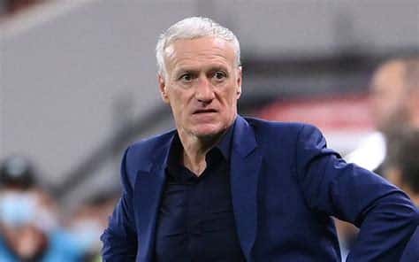 Write informative laconic excerpt under 30 words in mexican spanish for news below. Do not wrap it into quotation marks or html tags. Jul 10, 2024, 06:55 AM ETFrance manager Didier Deschamps responded angrily to questions about his future in the role after his team were knocked out in the semifinals of Euro 2024 by Spain on Tuesday.Deschamps, who led France to World Cup glory in 2018, has a contract through the end of the 2026 World Cup, though questions have been raised over his position after France scored just one goal from open play at the European Championship despite boasting a wealth of attacking talent.Reaching the semifinals of the tournament in Germany was an objective in Deschamps&apos; contract with the French football federation, meaning he is set to remain as manager.Asked at his post-match news conference on Tuesday if he intended to lead France into the 2026 World Cup, Deschamps said: "You are terrible. Ask that question to the president [of the FFF], I have just come from losing a semifinal and you think that I have already [thought about that]?"Me, I respect you, you should try to respect the people who have responsibility a little more as well. I say that in total calmness."What has happened happened -- I am here to respond to your questions but I am not going to respond to that today. You know very well the situation and you know what the president thinks -- so maybe you didn&apos;t have to ask me that question."Didier Deschamps was unimpressed by the question about his future after France&apos;s Euro 2024 exit. Joosep Martinson - UEFA/UEFA via Getty ImagesMeanwhile, France stalwart Antoine Griezmann expressed his displeasure at not starting the semifinal clash after the defeat.Griezmann set a new national record for most appearances at World Cups and European Championships when he came off the bench in the 62nd minute for his 36th tournament appearance, but said he didn&apos;t understand Deschamps&apos; decision despite acknowledging his own underperformance at Euro 2024."I started badly," he said. "After that, I started to feel better and better, and I ended up on the bench. We&apos;ll come back. I tried to give my all with a lot of tactical and positional changes. You had to adapt all the time."Understanding [Deschamps&apos; decision]? No, that&apos;s personal. But that&apos;s how it is, that&apos;s the life of a footballer. Others in the squad haven&apos;t played a minute so I&apos;m not going to be the one to complain."Griezmann added that he had no intention of retiring from international football after the disappointing elimination."Oh guys," he replied when asked if this was his last tournament. "I still want to play [in 2026]."Information from Reuters contributed to this report. ,Didier Deschamps, entrenador de Francia, responde enojado sobre su futuro tras la eliminación en semifinales de la Euro 2024. Ante cuestionamientos, se espera que continúe como manager.