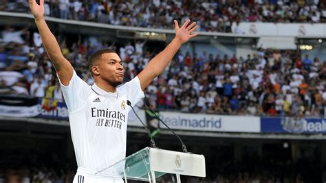 Write informative laconic excerpt under 30 words in mexican spanish for news below. Do not wrap it into quotation marks or html tags. Jul 10, 2024, 07:22 AM ETReal Madrid will present new star signing Kylian Mbappé at the Bernabéu on July 16, the club announced on Wednesday.Mbappé joined Madrid on a five-year deal this summer after his contract expired at Paris Saint-Germain, ending the LaLiga giants&apos; years-long pursuit of the player.Madrid fans are expected to pack the 81,000 capacity Bernabéu for Mbappé&apos;s unveiling, in what would be the club&apos;s largest-scale player presentation since the arrival of Cristiano Ronaldo in 2009.Mbappé&apos;s France were eliminated by Spain in the Euro 2024 semifinals this week, after the forward suffered a broken nose in his first game of the tournament and scored just one goal in five appearances."It was a failure. We had the ambition to be European champions...We aren&apos;t that, so it&apos;s a failure," Mbappé said afterwards."We have to move on. It&apos;s been a long year. I&apos;m going to go on holiday and get some rest -- that&apos;ll do me a lot of good, and I&apos;ll try and come back strongly."Madrid have not yet confirmed if Mbappé will join them on their pre-season tour of the United States, which begins later this month against AC Milan at Soldier Field on July 31, before playing Barcelona at MetLife Stadium on Aug. 3, and Chelsea at Bank of America Stadium on Aug. 6.Kylian Mbappé saw his France team eliminated from Euro 2024 on Tuesday. Photo by ANP via Getty ImagesThe LaLiga champions will then play Atalanta in the UEFA Super Cup in Warsaw on Aug. 14, before beginning their defence of the league title away at Mallorca on Aug. 18.After breaking his nose against Austria, Mbappé wore a protective mask in France&apos;s Euro 2024 games against Poland, Belgium and Portugal, before dispensing with it for Tuesday&apos;s 2-1 defeat to Spain.France coach Didier Deschamps had suggested Mbappé would need to wear the mask during games for "weeks or maybe months" before the Spain clash.Madrid announced the signing of Mbappé on June 3, bringing an end to one of football&apos;s longest-running transfer sagas.Mbappé came close to joining Madrid before he moved to PSG from Monaco in 2017, and again in 2022, when a last-minute change of plans saw him sign a new deal in Paris.He scored 256 goals in seven seasons at PSG -- making him the club&apos;s all-time top scorer -- winning six Ligue 1 titles and being named Ligue 1 player of the season five times. ,El Real Madrid presentará a su nueva estrella, Kylian Mbappé, en el Bernabéu el 16 de julio, luego de firmar por cinco años y terminar su contrato con el PSG.