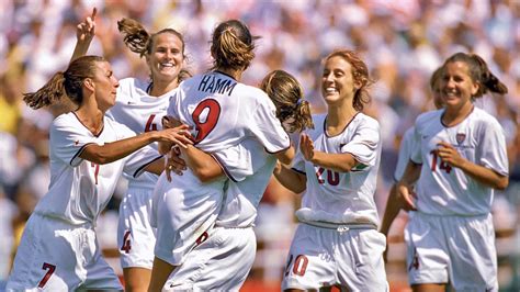 Write informative laconic excerpt under 30 words in mexican spanish for news below. Do not wrap it into quotation marks or html tags. Jul 10, 2024, 09:00 AM ETWednesday marks the 25-year anniversary of the U.S. women&apos;s national team winning the 1999 World Cup on home soil, and its intended legacy is just beginning to come to fruition on a global scale.The penalty-shootout victory over China in front of over 90,000 fans at the Rose Bowl in Pasadena, California, on July 10, 1999, remains as one of the most iconic moments in both American soccer and women&apos;s sports globally.Briana Scurry, the USWNT&apos;s goalkeeper at the time who crucially saved one of China&apos;s kicks in the shootout, vividly remembers the team&apos;s mandate: go win the tournament while also growing the sport&apos;s popularity. The dual burden remained in place for several generations of USWNT players.Today, however, the NWSL -- the league that is home to most American players -- is seeing record investments, which is mirrored by increased investments globally. After decades of stops and starts, women&apos;s soccer is finally realizing its potential."What I would say and what I could argue is the legacy that we left is the fact that the money and investment and the resources eventually found all these other great players around the world," Scurry told ESPN. "From organizations and governing bodies watching us do what we did here in the United States and then deciding, &apos;Yes, I&apos;m going to turn on the resource firehose and give them some oxygen and some water and some nutrients.&apos;"U.S. Soccer will mark the 25th anniversary of that historic World Cup win on Saturday with festivities surrounding the current squad&apos;s friendly match against Mexico at Red Bull Arena, in Harrison, New Jersey. It will be the first formal, official gathering for the 20 players from that 1999 World Cup-winning team, even though many of them have kept in close contact through the years.The growth of the game on and off the field will be on full display. Red Bull Arena is less than 10 miles from the old Giants Stadium, where the USWNT opened its 1999 World Cup campaign in front of nearly 79,000 fans -- at the time, the largest crowd ever to see a women&apos;s sporting event.The team&apos;s bus trip to the stadium is one of the memories most cited by Scurry & Co. when they think about the moment they realized how important the tournament was. The USWNT&apos;s bus was navigating traffic and swarms of people on foot as it approached the stadium. Players, as the story goes, were confused by the commotion, only to realize that it was for them.As big as the 1999 World Cup became, it was only a starting point, and the team&apos;s current mainstream popularity wasn&apos;t the norm at the time.The 25,000-seat Red Bull arena is expected to be close to full or sold out on Saturday. That the USWNT can now command such interest regularly even for friendly matches is a sign of the progress the team has made in recent years. The 2011 World Cup send-off game was played at Red Bull Arena in front of just over 5,000 fans.Brandi Chastain celebrates after scoring the game-winning penalty kick against China at Rose Bowl Stadium on July 10, 1999. That moment catapulted the U.S. women&apos;s national team to mainstream popularity and relevance. Robert Beck/Sports Illustrated via Getty ImagesSaturday&apos;s match is the first of two in a send-off series for the USWNT ahead of an Olympics tournament where the Americans are not the favorites.The USWNT hit a historic low at last year&apos;s World Cup, bouncing out in the round of 16 in a penalty-shootout loss to old rival Sweden. A younger USWNT squad now heads to France hoping to avoid another mark of futility: Failing to capture a gold medal would mark the first cycle without the USWNT winning a World Cup or an Olympics, since those events began running in subsequent years in 1995/1996.Spain, who won a World Cup for the first time last year, remains the world No. 1 and favorite at the Olympics. Even getting out of the group is not a forgone conclusion for the USWNT: Germany, Australia, and Zambia each pose legitimate, unique threats.The landscape has shifted drastically from the days when American victory seemed inevitable. It was never that easy to win a World Cup, but those were the expectations in 1999 and as recently as 2019. Now, after decades of the world chasing the Americans, it&apos;s the USWNT program that is playing catch-up."This was always the intention that we had," Scurry said, acknowledging that she&apos;s always rooting for the USWNT. "But this is now the fruits of that labor of legacy that you&apos;re seeing. And, basically, what it&apos;s done is it has raised all boats. It makes it harder for the U.S. to win, but that&apos;s the outcome. When you grow that pie bigger, you&apos;re going to have more competition. That is a good thing. Because more opportunity for everyone is always going to be better than not."Brandi Chastain, who scored the winning penalty prior to her iconic shirtless celebration in 1999, sees the team&apos;s legacy as something that runs beyond the sports world. The 1999 World Cup was a huge moment for women&apos;s sports, she acknowledges, but today&apos;s movement is about equality in the boardroom and everywhere else away from the field.The core of the 1999 USWNT soon demanded better treatment and wages for themselves, and the fight hit the wider world over the past decade, when the most recent generation of players sued U.S. Soccer for equal pay to the men&apos;s team. The equal-pay standoff hit a tipping point at the 2019 World Cup, when the USWNT became a polarizing global phenomenon as the embodiment of equality that drew the ire of then U.S. President Donald Trump and his conservative following.As an entirely different group of players did in 1999, the 2019 USWNT won the World Cup. Likewise, they felt that they had to, to validate everything they fought for off the field. Three years later, players settled their equal pay lawsuit with U.S. Soccer."Now it&apos;s here, and now it cannot go back -- it will never go back," Chastain told ESPN. "We&apos;ll never take a contract that we know we&apos;re less than. We will never put up with that anymore."There are people still out there that don&apos;t see that as value and then you&apos;re now teaching them about, &apos;Okay, wait a minute, hold on. If I&apos;m willing to put money in and funds into this place, I should probably do that over here.&apos; So, we&apos;re not just influencing women&apos;s soccer we are changing the dynamic way that business is done, and the way women are part of that equation."Julie Foudy takes a selfie with her former U.S. women&apos;s national teammates who won the 1999 Women&apos;s World Cup with her. Many of them gathered in 2019 before a USWNT friendly, but all of them are expected to reunite ahead of a USWNT game this weekend. Meg Oliphant/Getty ImagesWomen&apos;s soccer is now big business. The USWNT has become a global brand of its own, and the roots of that growth can be found in the success of the 1999 team, and the USWNT squad that won the inaugural World Cup in 1991 amid relative anonymity.The professional club game has grown exponentially, too. There was no professional women&apos;s soccer league in the U.S. in 1999. WUSA was created from the success of that tournament, but that league and its predecessor, WPS, lasted only three years each.Today, the 11-year-old NWSL is one of the hottest investments in sports. Angel City FC is close to a record sale expected to value the team at $300 million, 100 times what NWSL franchises sold for a few years ago.Chastain played in both WUSA and WPS. She is one of the founders of Bay FC, the 2024 NWSL expansion franchise backed by global investment firm Sixth Street, which set a world transfer fee record earlier this year before playing a single game.Chastain has watched the sport grow and she says she is happy to see that players don&apos;t have to worry about the basics as they used to. Still, the two-time World Cup champion cautions that women&apos;s soccer cannot lose its soul on its course to becoming big business."I think that&apos;s why 25 years is significant, because there has been tremendous change and tremendous growth, but the heartbeat and the ethos remain and need to continue to remain for it to live in a way that is authentic, that doesn&apos;t fall in line with the way they do other things in other sports environments," Chastain said."We&apos;re the game-changers; we can change the way the landscape is. For me, I think that&apos;s being more authentic. It&apos;s staying close to the fans, instead of having a divide. I think that&apos;s grossly undervalued now. It&apos;s not them and us; it&apos;s we. I think the &apos;we&apos; has always been part of [us] as a team, and when you&apos;re building something up you need levers. I think we need to keep that close to our heart. And that&apos;s really important."This tension between authenticity and capitalistic realities is increasingly present for women&apos;s soccer. A sport built on grassroots efforts from players and intimate connections with a small following of fans is now becoming a major event. It&apos;s like the great band that everyone wants to see succeed finally hitting mainstream.In many ways, that tension is the kind of world the &apos;99ers imagined. There are tensions that come with it, but arriving at that point means earning recognition.On Saturday, the members of that 1999 team will have a reunion that Scurry described as "closing the smaller circle and then creating a bigger one."Joy Fawcett, who was a defender for the USWNT&apos;s 1991 and 1999 World Cup teams, recently told ESPN that she is most looking forward to something simple, something that stands that test of time: "Seeing everybody," she said."We talk and we have a chat, and we&apos;ll see each other through different events, but just to see everybody, it will be fun. And to go watch the U.S. together and send them off to the Olympics, that&apos;ll be fun to see." ,La selección femenina de EE. UU. celebra 25 años desde su victoria en la Copa del Mundo de 1999, marcando un legado mundial en crecimiento.