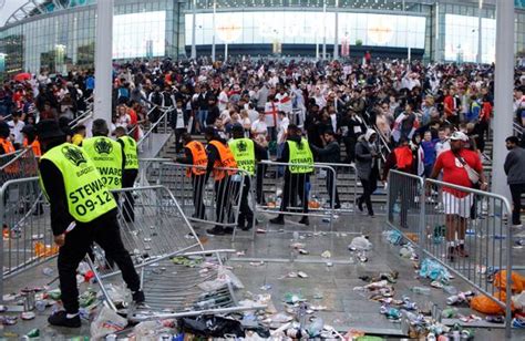 Write informative laconic excerpt under 30 words in mexican spanish for news below. Do not wrap it into quotation marks or html tags. Five people have been injured in clashes between England and Netherlands fans in Dortmund ahead of Wednesday&apos;s Euro 2024 semifinal, the UK Football Policing Unit have said.One video on social media allegedly shows Dutch fans attacking England supporters and throwing stools outside a bar in the German city several hours before kick-off.A spokesperson for the UK Football Policing Unit said in a statement: "We are aware of some reports and videos circulating of disorder in Dortmund. It appears that there have been several instances of Dutch fans attacking England fans in bars and attempting to steal flags."We understand this has resulted in minor injuries to five people. We are also aware that in addition to the tens of thousands of Dutch fans there to enjoy the game, there are groups of risk supporters who have travelled to Dortmund from the Netherlands."Our officers are at the location supporting German colleagues. We would advise supporters to be aware of their surroundings and seek areas where there is a German Police presence."It has been estimated that more than 100,000 Netherlands fans are in Dortmund for the game at Signal Iduna Park, which has a capacity of 60,440.England are attempting to reach their first major tournament final away from Wembley while Netherlands&apos; only trophy came at Euro &apos;88. ,Cinco heridos en enfrentamientos entre hinchas de Inglaterra y Países Bajos en Dortmund antes de la semifinal de la Euro 2024.