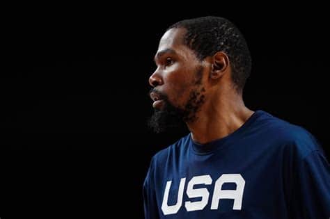 Write informative laconic excerpt under 30 words in mexican spanish for news below. Do not wrap it into quotation marks or html tags. Kevin Durant ha sufrido constantes lesiones en los últimos años, lo que ha afectado su valor en los juegos de fantasía A pesar de las lesiones, Durant ha logrado números impresionantes en las últimas temporadas, promediando al menos 26 puntos, seis rebotes, cinco asistencias y un bloqueo Se espera que Durant tenga otra temporada fantástica en 2023-2024, pero se debe tener en cuenta su historial de lesiones,Kevin Durant enfrenta desafíos por lesiones, pero mantiene un gran rendimiento en los juegos de fantasía. Expectativas altas para la temporada 2023-2024.