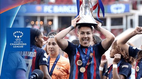 Write informative laconic excerpt under 30 words in mexican spanish for news below. Do not wrap it into quotation marks or html tags. Jul 17, 2024, 05:28 AM ETChelsea have signed England international Lucy Bronze on a two-year deal following the expiry of her contract with Barcelona.The defending Women&apos;s Super League (WSL) champions signed the 32-year-old on a free transfer after the right-back spent two seasons with Barcelona, winning nine trophies, including two Champions League titles to add to the three successive continental trophies won with Lyon.She was also part of the Barcelona squad that won an unprecedented quadruple in the 2023-24 season.The former Manchester City defender will link up with the new Chelsea assistant manager Camille Abily, who was part of the coaching staff when Bronze played at Lyon from 2017 to 2020.Chelsea also have a new manager in former Lyon coach Sonia Bompastor following Emma Hayes&apos; departure to the United States women&apos;s national team. Bronze is the third signing for the side this summer following the acquisition of Julia Bartel and Sandy Baltimore from Barcelona and Paris Saint-Germain respectively."To know I&apos;m a Chelsea player still feels a little bit surreal," Bronze said in a club statement. "It&apos;s obviously a club I know so much about and have done for such a long time. I&apos;m really excited to be back in England. My family are so excited as well to get to more of my games.Lucy Bronze has won five Women&apos;s Champions League titles. Florencia Tan Jun - UEFA/UEFA via Getty Images"I&apos;m excited to be in London, to see what the capital holds and to be at a club that is renowned for winning so many trophies."Sources told ESPN that Bronze was set for a move to the National Women&apos;s Soccer League (NWSL) in north America however, a late but large offer from the seven-time WSL champions swayed the defender back to England.ESPN first reported that Chelsea were set to sign the defender earlier this month.Bronze is one of her country&apos;s most experienced and illustrious players, having made over 400 appearances in her career.As well as clinching league titles with Liverpool, City, Lyon, and Barcelona, Bronze has played a pivotal role in several international tournaments including the Lionesses&apos; triumphant Euro 2022 campaign.She has received multiple individual honours and finished in second place in the 2019 Ballon d&apos;Or Féminin voting. ,Lucy Bronze, de 32 años, firma con Chelsea tras exitosa etapa en Barcelona y Lyon. Quintuple campeona de la Champions League femenina.