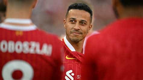 Write informative laconic excerpt under 30 words in mexican spanish for news below. Do not wrap it into quotation marks or html tags. Jul 17, 2024, 07:45 AM ETThiago Alcântara has temporarily joined Hansi Flick&apos;s coaching staff at Barcelona after confirming his retirement from playing last week, the Catalan club confirmed on Wednesday.Thiago, 33, will play a key role in helping Flick get up to speed with the idiosyncrasies at Barça, and the former Spain international knows both the club and the German coach well from his playing career."Thiago is set to spend the coming weeks as part of Hansi Flick&apos;s staff in order to train as a coach," A Barça statement said. "The former player is expected to remain with the men&apos;s football first team squad for the entire summer, and therefore, will be on the U.S tour."After coming through the ranks at La Masia, Barça&apos;s youth academy, he went on to make 101 appearances for the first team before joining Bayern Munich in 2013.Thiago later played under Flick at Bayern and was an important figure as the German club won the treble in 2020.Injuries disrupted his spell at Anfield and after making just one appearance last season -- and 98 across four full campaigns -- he announced his retirement after his contract expired on June 30.However, he has quickly found himself back involved in football and will help Flick as the German coach learns Spanish and adapts to his new surroundings.Thiago Alcântara left Barcelona to join Bayern Munich in 2013. David Ramos/Getty ImagesFlick has also brought Marcus Sorg, Toni Tapalovic and Heiko Westermann with him as assistant coaches, while José Ramon De la Fuente stays on as goalkeeping coach.Elsewhere, as part of a shakeup to the club&apos;s fitness department, Julio Tous, Pepe Conde, Rafa Maldonado and Germán Fernández will also form part of Flick&apos;s backroom staff.Tous has extensive experience in strength and conditioning after working alongside Antonio Conte during his time as coach of Juventus, Italy, Chelsea, Inter and Tottenham. Conde has joined from Sevilla and Maldonado from Real Sociedad.Barça confirmed the appointment of Flick on a two-year deal in May after sacking previous coach Xavi Hernández following a trophy-less season. ,Thiago Alcántara se une temporalmente al cuerpo técnico de Hansi Flick en el Barcelona tras confirmar su retiro como jugador la semana pasada.