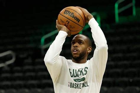 Write informative laconic excerpt under 30 words in mexican spanish for news below. Do not wrap it into quotation marks or html tags. Khris Middleton se sometió a una cirugía de rodilla después de la derrota en los playoffs de los Bucks. Se espera que esté listo para el inicio de la próxima temporada. Fuente: Desconocida. En la temporada pasada, Middleton tuvo varios mínimos en su rendimiento debido a lesiones, promediando 15.1 puntos, 4.2 rebotes, 4.9 asistencias y 0.7 robos por partido. Jugó solo 33 juegos en total. Fuente: Desconocida.,Khris Middleton se sometió a cirugía de rodilla tras los playoffs; esperan que juegue en la próxima temporada. Promedio: 15.1 pts, 4.2 rebotes, 4.9 asistencias y 0.7 robos en 33 juegos.