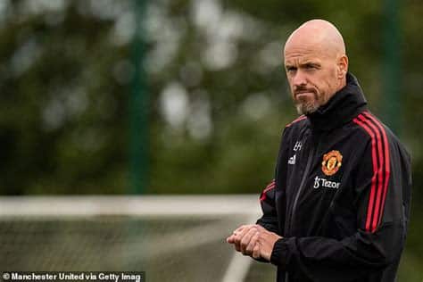 Write informative laconic excerpt under 30 words in mexican spanish for news below. Do not wrap it into quotation marks or html tags. Despite Manchester United manager Erik ten Hag&apos;s future being in doubt last season, he was given a contract extension as the club seeks to revamp its squad. (Photo by Ian MacNicol/Getty Images)LOS ANGELES -- Manchester United&apos;s season starts here. Players and staff have arrived in Los Angeles for their summer tour, and manager Erik ten Hag has problems to solve while on the road.The 54-year-old will be in charge for the 2024-25 campaign, having endured a nervous wait after the FA Cup final (which they won over rivals Manchester City) to see if he would keep his job. There&apos;s a sense among some supporters that Ten Hag is already on thin ice and could be sacked by new co-owner Sir Jim Ratcliffe and his Ineos braintrust if the early part of the season does not go well.Here, ESPN looks at the most pressing issues for the United manager as the summer tour gets underway.Ten Hag must reassert his authorityTen Hag&apos;s main focus upon taking the United job in 2022 was to stamp his authority on the squad and instill discipline that he believed had been allowed to slip over time. He won major head-to-head battles with Cristiano Ronaldo and Marcus Rashford, but over the past six months, the Dutchman has seen his iron grip steadily loosen. The players are all too aware that he was nearly dismissed from his position after the FA Cup final.Then, only a few weeks after it was confirmed he would be staying, Jadon Sancho was allowed to return to the fold. Sancho was exiled after his public row with Ten Hag in September, but he&apos;s now being reintegrated despite no suggestion from either side that he has apologised. Ten Hag craves control and he will be keen to show everyone he remains the man in charge.Decide which players can leave the clubForward Joshua Zirkzee and defender Leny Yoro have arrived to replace Anthony Martial and Raphaël Varane, though any further additions will have to be funded by outgoing personnel. Ideally, Ten Hag would like another centre-back, a central midfielder and a right-back, but he&apos;ll have to make room in his squad first.Victor Lindelöf, Aaron Wan-Bissaka, Harry Maguire, Antony, Sancho, Scott McTominay and Christian Eriksen, Hannibal Mejbri and Casemiro are all back in first-team training, and while not all of them will leave, there will have to be at least a couple of departures. Ten Hag will have to make final decisions on which players can go, and then leave it up to the club&apos;s bosses to do the deals.United haven&apos;t offloaded players well in the past -- though their signings so far this summer have hinted at a promising shift in policy and process -- and that will have to change this summer if they are to complete a major overhaul of the squad.Revitalise RashfordUnited finished third in 2022-23, thanks in part to Rashford scoring 17 Premier League goals and 30 in all competitions. Last season, his contribution was eight in 43 appearances. Rasmus Hojlund is still young and Zirkzee is new to the league, meaning Rashford will have to shoulder his share of the responsibility in front of goal.Rashford looked a shadow of himself last season but has already shown a willingness to get back to his best by returning early to preseason training. Missing the friendly against Rangers because of injury is a worry because, first and foremost, Ten Hag needs him to stay fit. United were the joint-lowest scorers in the Premier League&apos;s top-10 last season with 57 -- a mammoth 39 fewer than Manchester City -- and that needs to be rectified quickly.playWhy Shaka Hislop is confused by Manchester United extending Erik Ten HagShaka Hislop explains why he does not agree with Manchester United&apos;s decision to extend Erik Ten Hag&apos;s contract.Find a right wingerTen Hag has a number of players who can operate on the right, but no one has made the position their own. Rashford, Sancho and Alejandro Garnacho all want to play from the left side, while Antony, who likes playing on the right so he can cut in onto his left foot, has struggled to contribute since his seismic £85m move from Ajax two years ago.Facundo Pellistri is a natural right winger, but despite the occasional first-team opportunity last season, he was allowed to spend the second half of the season on loan at Granada. Many fans would like to see Amad Diallo given an extended run in the team, particularly after he scored in the 2-0 win over Rangers on Saturday.Right wing has been a problem position since long before Ten Hag&apos;s arrival, but it&apos;s an issue he has to solve.Don&apos;t make the same mistakesTen Hag will tell you that the biggest problem last season was the number of injuries to key players, and he&apos;s got a point. Luke Shaw and Lisandro Martínez barely played and Mason Mount, Hojlund and Rashford all had extended periods on the sidelines.Ten Hag has insisted it was down to bad luck, and while there&apos;s an element of truth in that, sources have told ESPN that some players believe the problems began in preseason because they felt overworked. It&apos;s vital for squad members to build their fitness at their training camp at UCLA, but it&apos;s important they don&apos;t feel exhausted before the campaign has even kicked off. ,Manchester United inicia su temporada en Los Ángeles con desafíos para el manager Erik ten Hag, incluyendo reafirmar su autoridad y decidir sobre futuras salidas de jugadores.