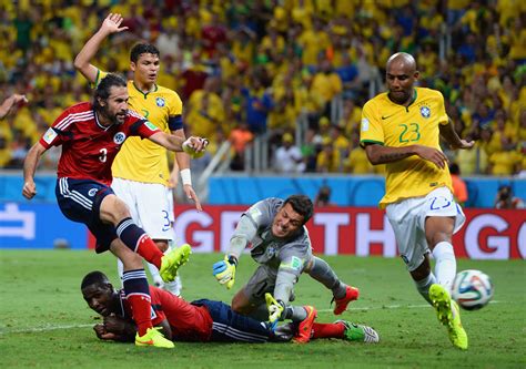 Write informative laconic excerpt under 30 words in mexican spanish for news below. Do not wrap it into quotation marks or html tags. playMoreno impressed by Colombia in draw vs. Brazil (1:50)Alejandro Moreno sees Colombia as one of the favorites in Copa América after winning Group D in a 1-1 draw against Brazil. (1:50)Roared on by their devoted travelling fans, Colombia were the better side in Tuesday&apos;s 1-1 draw with Brazil that brings the Copa America group phase to a close. The Selecao nearly snatched the win right at the end, when Andreas Pereira had a shot from the edge of the area athletically tipped over by keeper Camilo Vargas. But it would have been an injustice.In the warmth of the Santa Clara sunshine, this was a match that was always going to generate plenty of heat along with moments of light. A rivalry has developed between these two sides that, in front of a packed house, was likely to spill over. Colombia took the field with their place in the quarterfinals guaranteed and, barring a mathematical miracle, so did Brazil. There was a clear case for taking a foot off the pedal and resting key player, especially those who were a yellow card away from a suspension.It was a case that neither nation heeded. Both teams held nothing back and Colombia will go into their quarterfinal without key midfielder Jefferson Lerma. Brazil, though, came out of it worse. They will be without Vinícius Júnior. And, topping the group after the 1-1 draw, Colombia meet the Copa&apos;s surprise side Panama. Brazil, meanwhile, are off to face the far more dangerous Uruguay. And, with the Brazil players having to put up with prolonged second half cries of "ole" from the Colombian fans as their team stroked the ball around the field, an obvious question comes to mind: Was it all worth it?Uruguay have an extra day to rest before Saturday&apos;s quarterfinal. In hindsight, might Brazil have been better advised to rest their most important players -- especially those on a yellow card -- and keep the gunpowder dry for Marcelo Bielsa&apos;s Uruguay?The bright side was that Brazil scored their first goal direct from a free kick since a strike by Phillippe Coutinho against South Korea in November 2019. And they very nearly had a second. After giving his side an early lead with a superb strike over the defensive wall, Raphinha nearly added a second after the interval, sending a cross shot just wide. And, predictably, he and Vinicius on the flanks caused plenty of problems for the Colombian full-backs. Vinicius was probably unfortunate not to win a penalty off Daniel Muñoz when the score was still 1-0, but there was not enough end product. There are moments when the lack of a genuine centre-forward is a problem. And credit must be given to the covering of the Colombian centre-backs, especially the much-maligned Davinson Sánchez, whose pace was important when Vinicius cut inside.Vinicius Junior will miss Brazil&apos;s quarterfinal against Uruguay after picking up a yellow card in Tuesday&apos;s 1-1 draw with Colombia. Ezra Shaw/Getty ImagesBut Brazil&apos;s main problem was in midfield. There was an understandable need to protect veteran right back Danilo against the fire and skill of Luis Díaz, and so João Gomes came across to help him. But this left James Rodríguez able to find too much space, and he roamed the field finding little pockets from which to dictate the play.His set pieces were also a constant threat. He clipped the bar with an early free kick, crossed in for a Sanchez goal ruled out for a narrow offside and continually found a way to worry the Brazil defence. Colombia were wasting chances and already deserved to be level when Rodriguez helped set up the equaliser just before half-time, passing infield for John Cordoba to play the pivot role, turning and slipping Munoz to burst into space and poke past Alisson Becker.Lucas Paquetá may have been at fault for not tracking the run, and he was withdrawn at the interval. But things worsened without him. His replacement Pereira found it hard to pick up the pace of the game, and, aside from that late shot, was barely noted. In the second half Brazil could not pass their way down the field, and Colombia took control. They should have taken the lead, the clearest chance coming when Diaz set up substitute Rafael Santos Borre, who shot over an open goal. Later in the competition -- perhaps even in a semifinal against Brazil -- Colombia may be punished for their problems turning chances into goals.Brazil, meanwhile, will have to put up with criticism from their own media. In a game that they needed to win if they wished to avoid Uruguay, coach Dorival Junior waited until the 86th minute to introduce striker Endrick. And now, with aching limbs and probably a few extra doubts about their capacity to go all the way in this competition, they head to Arizona for a shootout with Uruguay.A crumb of comfort. The bottom five in South America&apos;s World Cup qualification table have all changed coaches since that competition got underway in September. After an astonishingly bad 2023, Brazil are among them. The other four -- Paraguay, Chile, Bolívia and Peru -- have shown no improvement. All have been eliminated from the Copa, with not a win between them and scarcely a goal. Brazil, though, are unbeaten and still in the hunt. They are going to have to climb Everest the hard way if they are to win this Copa, but at least amid the odd flash of talent against Colombia they showed plenty of fighting spirit. ,Colombia impresiona con empate ante Brasil en la Copa América, asegura liderato en grupo.