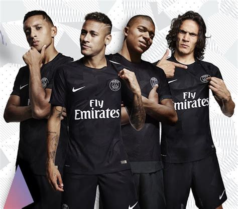 Write informative laconic excerpt under 30 words in mexican spanish for news below. Do not wrap it into quotation marks or html tags. Paris Saint-Germain&apos;s Lucas Beraldo was among the club&apos;s stars to model the new kit from up the Eiffel Tower. Paris Saint-GermainParis Saint-Germain have revealed their new away kit for the 2024-25 season, and they have taken inspiration from a seemingly obvious yet under-used source.While the colours are what we have come to expect from a PSG jersey, what marks the latest shirt out is the large graphic splashed across the front which evokes the French capital&apos;s most famous landmark: the Eiffel Tower.Indeed, it is not the first time that a stylised silhouette of the Tower has been afforded pride of place on PSG&apos;s jerseys, with this new kit directly inspired by the white home jerseys worn by the Ligue 1 side in the late 1980s and early 1990s. View this post on Instagram A post shared by Paris Saint-Germain (@psg) A very similar red-and-blue brushstroke-effect image of the iconic wrought-iron construction appeared on two PSG kits used between 1990 and 1992, with the modern iteration contemporary update of the classic graphic.As it happens, that period didn&apos;t prove to be a particularly remarkable one for PSG, who finished ninth and third in Ligue 1 in 1990-91 and 1991-92 respectively, while also failing to make much headway in the domestic cup competitions on offer to them. How times have changed.Regardless, it&apos;s perhaps fitting that the club have chosen to revisit their Eiffel Tower kits three decades on as Paris prepares to host the 2024 Summer Olympic and Paralympic Games, with sports fans from all over the world set to descend upon the city ahead of a summer of elite action. ,Paris Saint-Germain presenta su nueva camiseta de visitante para la temporada 2024-25, inspirada en la Torre Eiffel y en el clásico diseño de los años 80 y 90.