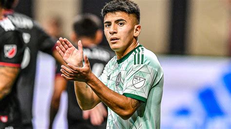 Write informative laconic excerpt under 30 words in mexican spanish for news below. Do not wrap it into quotation marks or html tags. playThiago Almada weaves around D.C. United&apos;s midfield for brilliant goal (0:33)Thiago Almada splits multiple D.C. United defenders and unleashes a wicked strike to put Atlanta United ahead in the second half. (0:33)Jul 3, 2024, 07:29 AM ETAtlanta United&apos;s Thiago Almada will play for six months at Botafogo before moving to Lyon in January 2025 once the Brazilian club finalises the deal with the MLS outfit.That is what Eagle Football Holdings chairman John Textor has confirmed during a YouTube live chat. Eagle Football Holdings, owned by Textor, has majority stakes at Botafogo and Lyon, among other clubs."We don&apos;t have the full agreement with Atlanta United yet," Textor told &apos;Visão Botafoguense&apos;. "The player has already agreed to come to Botafogo, but we are still working out the final details with the club."Argentina&apos;s Thiago Almada, 23, has scored six goals in 17 MLS appearances so far this season. (Photo by Jeff Dean/Getty Images)A 2022 World Cup winner with Argentina, Almada, 23, has a contract with the MLS side through December 2026.He is currently visiting with Textor at the American businessman&apos;s mansion in the Bahamas.Textor showed Almada during the live chat and the midfielder waved to the camera and gave his thumbs up after being welcomed by fans to Botafogo.Textor, however, insisted the deal, which is set to be worth a reported €25m, is not completed."He is here as a guest but he is still at Atlanta United," he said. "For now, he&apos;s here with his fiancée. They are enjoying the Bahamas with me."Textor confirmed that Almada&apos;s stay at Botafogo will be temporary."Thiago was recruited by our staff in France," he said. "Big clubs were going after him from Spain and elsewhere. We intercepted and convinced him he could come to Eagle and we would take him to Europe."Considering the moment of the season and the Copa Libertadores, he wanted to come and compete at Botafogo and help us win titles before going to Europe. His contract foresees going to France in January."Botafogo previously tried to sign Almada in January without success."We came very close to signing Almada at the beginning of the year, but we were unable to convince Atlanta United," Textor said. "But having a player like that, for a short or long period, draws attention to the Botafogo project and helps us recruit other players. We are building something very good and people are starting to notice Botafogo around the world."Almada moved to Atlanta United from Velez Sarsfield in February 2022 in a €14.5m transfer.He has scored six goals and set up one more in 17 MLS appearances this season.Almada was left out of Argentina&apos;s Copa América squad but has been named in the team that will compete at the Olympic Games in Paris. ,Thiago Almada jugará seis meses en Botafogo antes de unirse a Lyon en enero de 2025, según el presidente de Eagle Football Holdings, John Textor.