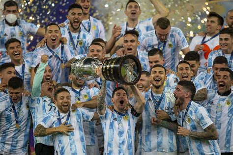 Write informative laconic excerpt under 30 words in mexican spanish for news below. Do not wrap it into quotation marks or html tags. Ecuador face big decisions on their formation ahead of the 2024 Copa América quarterfinal clash against Argentina. (Photo by Ethan Miller/Getty Images)Two late goals helped Argentina to a 3-0 win over Ecuador in the quarterfinals of the last Copa América, but the scoreline did not reflect the match.Physically strong, quick and with plenty of talent, Ecuador gave Argentina an uncomfortable 90 minutes, as the victorious coach was quick to acknowledge. After the match, Argentina manager Lionel Scaloni paid tribute to the promise of the new Ecuadorian generation.Three years down the line, Scaloni will be wary of meeting them once more at the quarterfinal stage. Argentina are in by far the easiest half of the draw. The team that most threatens their path to the final is the side they meet on Thursday in Houston -- as long as Ecuador can raise their game.Keep up to date with all the results, news coverage and stories on the biggest names and teams in the United States as the tournament progresses. Copa América 2024 The Ecuadorian group phase in this Copa is best forgotten. Beaten 2-1 by Venezuela, they played a scrappy second half and made hard work of a 3-1 win over Jamaica, but the goal they scored in the 90th minute proved vital. It gave them a goal difference advantage over Mexico. A draw would have been enough to seal their place in the last eight. And grimly and joylessly, Ecuador went about the task of keeping the game goalless.The strategy flirted with disaster when the Mexicans were awarded a penalty in the last minute of stoppage time, but VAR had a look, and correctly overturned the decision. Ecuador survived to fight another day, and now have a shot against the reigning world champions.Why was their group phase so underwhelming?They had to dig themselves out of a hole after captain and all-time top scorer Enner Valencia received a straight red card early in the game against Venezuela. Playing with ten men for over 70 minutes in the afternoon heat of Santa Clara proved too much, and the campaign got off to a losing start. These things can happen in tournaments. But there are deeper problems.One is the atmosphere in which the team are playing. After the World Cup, Ecuador appointed Felix Sanchez as their new coach. There was some logic in the choice. A Spaniard, Sanchez has a background in the Barcelona youth ranks, and then spent time in Qatar&apos;s Aspire academy -- where the methodology is very similar to that used in Independiente del Valle, the extraordinary little club from the outskirts of Quito that is producing so many players for the Ecuador national team.His time in charge of Qatar was not a flop -- he won the Asian championship. But the World Cup was not a success. The host&apos;s campaign began with a defeat to Ecuador. And so why, thought many of the Ecuadorian public, are we appointing a loser to take charge of our team?Ecuador can be a very demanding environment. And although the team&apos;s start to the 2026 World Cup qualifiers has been solid -- 3 wins, 2 draws and one defeat -- the quality of play has not been deemed good enough. Many want Sanchez out. Some were openly hoping for failure in the Copa, forcing the Ecuadorian FA to make a change. That pressure has not gone away.Those six rounds of World Cup qualifiers have brought just five goals. Here, Sanchez can offer an excuse. He has at his disposal a number of good and promising players, most of them products of Independiente del Valle. The group of young centre-backs is impressive -- William Pacho has had an excellent Copa so far. But there is a dearth of resources up front.Ecuador are dependent for goals on Valencia. The one time Premier League striker has always blown hot and cold, and he was also over-played in 2022-23, having a fine league season in Turkey either side of a good World Cup, and then going straight to the over-cluttered calendar of Brazilian football. At the age of 34, it is hardly surprising that this has taken a toll.And the other centre-forwards are willing runners, but some way short of top quality. For this tournament there is the added blow of the absence through injury of Brighton&apos;s Pervis Estupiñán, a key player with his powerful runs from fullback and his blistering left foot.playWhy Argentina are still favourites even without MessiAle Moreno and Herc Gomez discuss Argentina&apos;s style of play without Lionel Messi and why they&apos;re still favourites to win the Copa América.Sanchez has hardly helped himself in this competition. His team selections have certainly been open to question. The task of a coach is to build a collective structure that gets the best out of the team&apos;s individual talents, and this he has so far been unable to do. The key man, the motor of the team, is Chelsea&apos;s Moisés Caicedo. He has tried mightily to make the team work, but he has too much ground to cover.Caicedo has been operating as part of a central midfield duo, when three are needed in there to get the best out of him. With extra protection behind him, Caicedo can use his lung power running forward, creating problems for the opposing defence and linking the side together.The base formation Sanchez has used is 4-2-3-1, allowing him a line behind the striker of a winger on the right plus both of his young playmakers, Jeremy Sarmiento on the left and 17 year old wonderkid Kendry Páez in the middle. This has not worked, although both have had moments. Sarmiento, though, has not been quick enough to combine with his teammates, and Paez has been squeezed in a zone of the field where the marking is tightest. As a consequence, the whole of Ecuador is adding up to less than the sum of its parts.There would seem to be a solution, though. At half time in their match against Mexico, Venezuela switched from an ineffective 4-2-3-1 to add the extra man in central midfield. They started to take control, and went on to win the game. It was strange that Ecuador did not follow suit.Instead, Sanchez dropped a winger against the Mexicans, played an extra striker and pushed Sarmiento and Paez out to the flanks -- where they were too far apart to combine, and with everything stretched out, Caicedo was unable to join the parts together. But Ecuador -- and Sanchez -- are still alive in the competition to have another chance at finding the right blend. The logical step would be to play three in the centre of midfield -- competing with Argentina where they are strongest -- field one quick winger and leave one of Paez and Sarmiento on the bench.Another way to pack the midfield would be with a back three -- a formation that Sanchez likes, and which he used less than a month ago in a warm up friendly against Argentina in Chicago. The problem there was the absence of strikers. Paez and Sarmiento formed the front line. With no physical presence alongside them, they were unable to hold on to the ball and Ecuador could not get out of their own half. On this occasion Argentina&apos;s victory was far more convincing than the meagre 1-0 scoreline.But after an hour Valencia came off the bench and the team switched to a 4-3-2-1. Suddenly, it was a different game. Ecuador could advance down the field and the surging runs of Valencia worried the Argentina defense.If Ecuador can reproduce something like that, then there is a slight chance of an upset, and the threat exists of Argentina being unable to defend their Copa América title. ,Ecuador enfrenta decisiones clave en su formación antes del choque de cuartos de final de la Copa América 2024 contra Argentina.