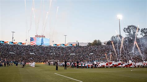 Write informative laconic excerpt under 30 words in mexican spanish for news below. Do not wrap it into quotation marks or html tags. A final-like atmosphere is expected for the Fourth of July top-of-the-table Trafico between the LA Galaxy and LAFC at the Rose Bowl in Pasadena, California.One manager seemed thrilled about it ahead of the match, the other, not as much.Just under 70,000 tickets have already been sold for Thursday&apos;s game, which could even surpass the MLS single-game attendance record of 82,110 set in last year&apos;s edition of the L.A. derby at the Rose Bowl by gametime."Whenever you play a game inside of the Rose Bowl, or a stadium like the Rose Bowl, it feels like it has an added magnitude to it," said LA Galaxy coach Greg Vanney. "The crowd will be bigger, the crowd will be more involved."With both teams being at the top then it really feels like there&apos;s kind of a special occasion to try to be the sole team at the top of the West at the end of the night. A lot of motivation inside of this game."Although the crosstown rivals are currently level with 40 points, LAFC is technically in first thanks to a superior goal differential. With hosting duty for the game and a place at the top of the table on the line, the Galaxy will seek to recreate the same performance that led to a 2-1 win over LAFC last year on July 4."It&apos;s a special venue. I mean, the Rose Bowl is the Rose Bowl," Vanney added. "It&apos;s one of the greatest stadiums in the world. You know, the field is immaculate, the guys have a great memory of being there last year with the crowd and the performance."Last year&apos;s game between LAFC and the Galaxy at the Rose Bowl set the MLS attendance record. Getty ImagesLAFC coach Steve Cherundolo, though, said he was confused as to why the Galaxy were able to play the match at the iconic venue as opposed to their usual home at the 27,000 seat Dignity Health Sports Park in Carson."I don&apos;t understand why it&apos;s there. I think this will be the last time, next year we&apos;ll have 15 teams in our league [conference], so I don&apos;t think there&apos;s that odd game that you need to create because of the odd number of opponents," Cherundolo said. "So I think it will be the last time, but why not enjoy it? Hopefully we get a good crowd and come out on top."LAFC&apos;s coach dismissed the notion that the game had more value due to being held at the Rose Bowl, saying that "it gives it more fans, but I&apos;m not sure it makes it more special. He added that for his money, the Trafico is still the biggest rivalry in MLS."For me it is, yeah, hands down," said Cherundolo. "The history of the fans too, both being from L.A., well one from L.A., the other from a little outside, but L.A. is pretty big. So I think we can say that and I think that makes it very interesting. For me, yes it&apos;s the biggest rivalry."LAFC goalkeeper and former French international Hugo Lloris had a slightly different take than his coach, saying that the match had more weight due to being played at the historic venue."The fact that we are going to play in the Rose Bowl, it makes the game even, I don&apos;t know, it makes it like a final," said Lloris. "It&apos;s really interesting to play that type of game because it gives you an indication [of] where you are as a team."Earlier in the season, LAFC beat the Galaxy 2-1 at BMO Stadium in the teams&apos; first of three meetings in 2024. On Sept. 14, the Galaxy will host LAFC in their third meeting. ,Un ambiente finalista se espera en el Trafico del 4 de julio entre LA Galaxy y LAFC en el Rose Bowl. Más de 70,000 boletos vendidos para el partido.