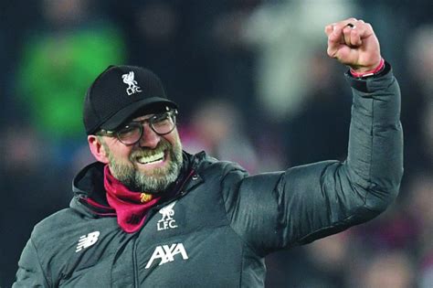 Write informative laconic excerpt under 30 words in mexican spanish for news below. Do not wrap it into quotation marks or html tags. playOgden: England have to show ambition by targeting Jurgen Klopp (1:47)Mark Ogden explains why he thinks Jurgen Klopp is the best candidate to replace Gareth Southgate. (1:47)Jürgen Klopp has ruled himself out of the running for the vacant positions as coach of the United States and England men&apos;s teams and said he would "rule out" a return to coaching following his departure from Liverpool at the end of last season.Klopp, 57, has been strongly linked with the USMNT job following the July dismissal of Gregg Berhalter in the wake of the team&apos;s group stage exit at the Copa América, which was hosted by the U.S.The former Borussia Dortmund coach has also emerged as a potential successor to Gareth Southgate as England coach following Southgate&apos;s decision to stand down after eight years in charge at the end of Euro 2024.Since leaving Liverpool in May, after almost nine years at Anfield, Klopp has said he has no interest in a return to coaching and his absence from the game may yet become permanent."As of today, that&apos;s it for me as a coach," Klopp said at the International Coaches&apos; Congress in Wurzburg, Germany."I didn&apos;t quit on a whim, but it was a general decision. I&apos;ve also coached the best clubs in the world."Maybe we can talk about it again in a few months. I still want to work in football and help people with my experience and contacts. Let&apos;s see what else there is for me."Sources told ESPN earlier this month that Klopp was determined to have at least 12 months away from the game after leaving Liverpool. Sources also said that he may also choose not to return to football in a coaching capacity.But despite the links to the USMNT and England jobs, Klopp said that he has no offers on the table.Jürgen Klopp has ruled himself out of becoming the new England football manager. Photo by James Baylis - AMA/Getty Images"At the moment, there is nothing at all in terms of jobs," he said. "No club, no country."A few people must not have heard this part, and it would be the biggest loss of face in the history of football if I said, &apos;I&apos;ll make an exception for you now.&apos;"I&apos;m going to do some work. I&apos;m too young to only do padel tennis and grandchildren. Will that be coach again? I would actually rule that out at the moment."Let&apos;s see what it will look like in a few months, but nothing is coming through at the moment." ,Jürgen Klopp descarta dirigir a Estados Unidos e Inglaterra tras su salida del Liverpool. Klopp descansa y no tiene ofertas actuales para volver a entrenar.