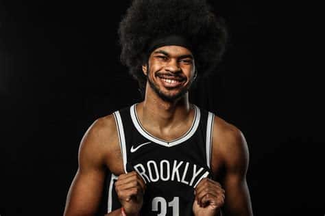 Write informative laconic excerpt under 30 words in mexican spanish for news below. Do not wrap it into quotation marks or html tags. El jugador de baloncesto Jarrett Allen tuvo una sólida temporada en 2022-23, promediando 14.3 puntos, 9.8 rebotes, 1.7 asistencias y 1.2 bloqueos por partido. Allen fue el cuarto año consecutivo en el que promedió al menos 11.0 puntos, 9.5 rebotes y 1.2 bloqueos por partido, y tuvo un porcentaje de tiro de campo del 64.4%. A pesar de las altas expectativas en torno a Evan Mobley, Allen sigue siendo una pieza clave en los Cleveland Cavaliers y debería ser una selección sólida en las ligas de fantasía de baloncesto.,Jarrett Allen destacó en la temporada 2022-23 con promedios sólidos. Pieza clave para los Cleveland Cavaliers y una elección segura en ligas de fantasía.